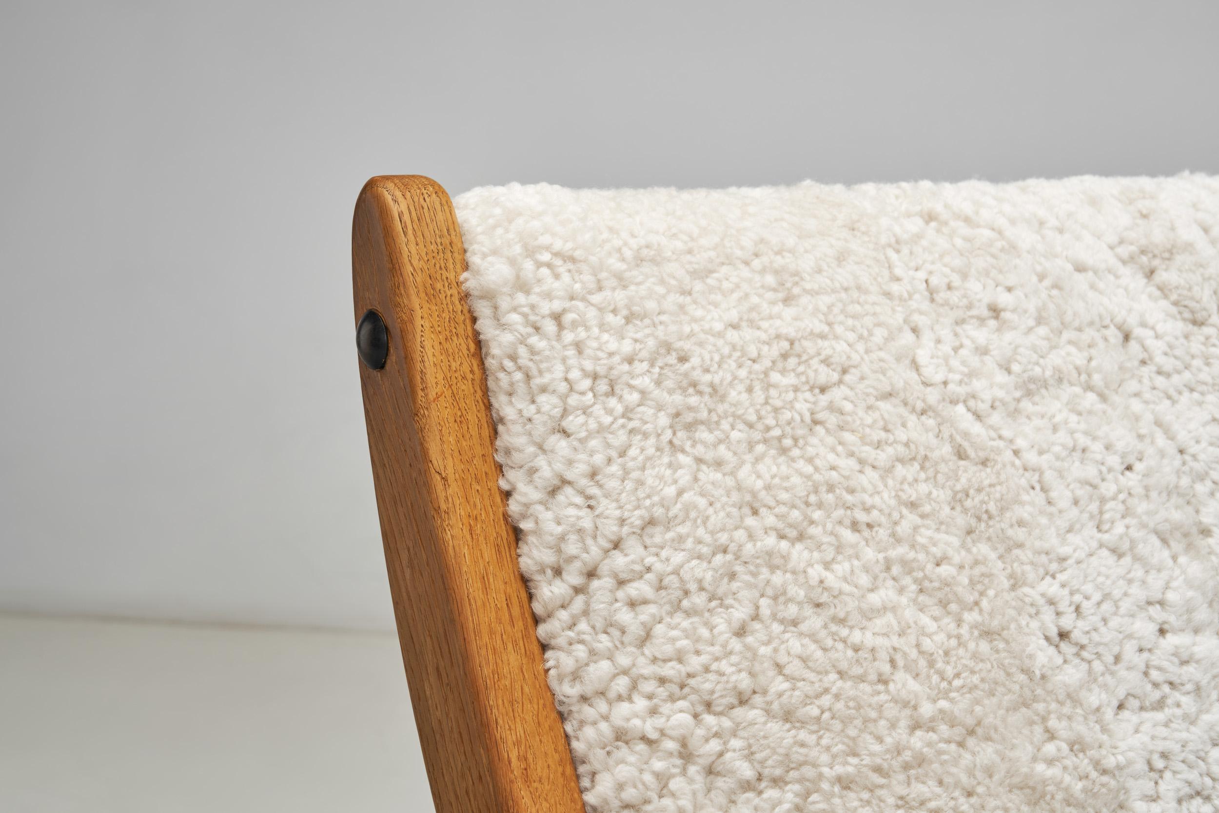 Paire de chaises longues en bois et peau de mouton, Europe Milieu du XXe siècle en vente 2