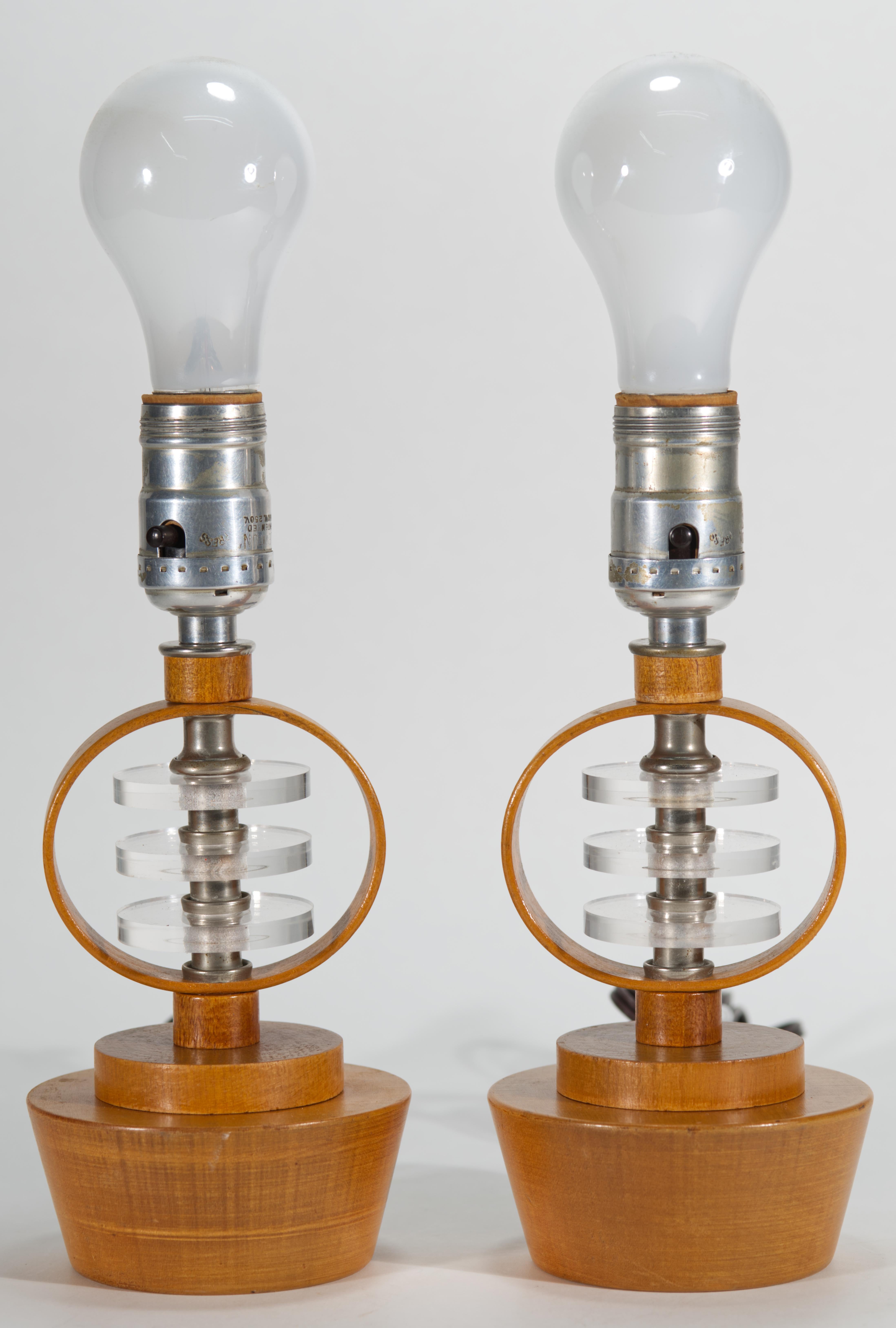  Pareja vintage de lámparas de sobremesa o de acento que presentan una forma escultural con base de madera escalonada; los acentos circulares de madera enmarcan discos de Lucite apilados, formando un cuerpo gráfico y texturizado de las lámparas. Las