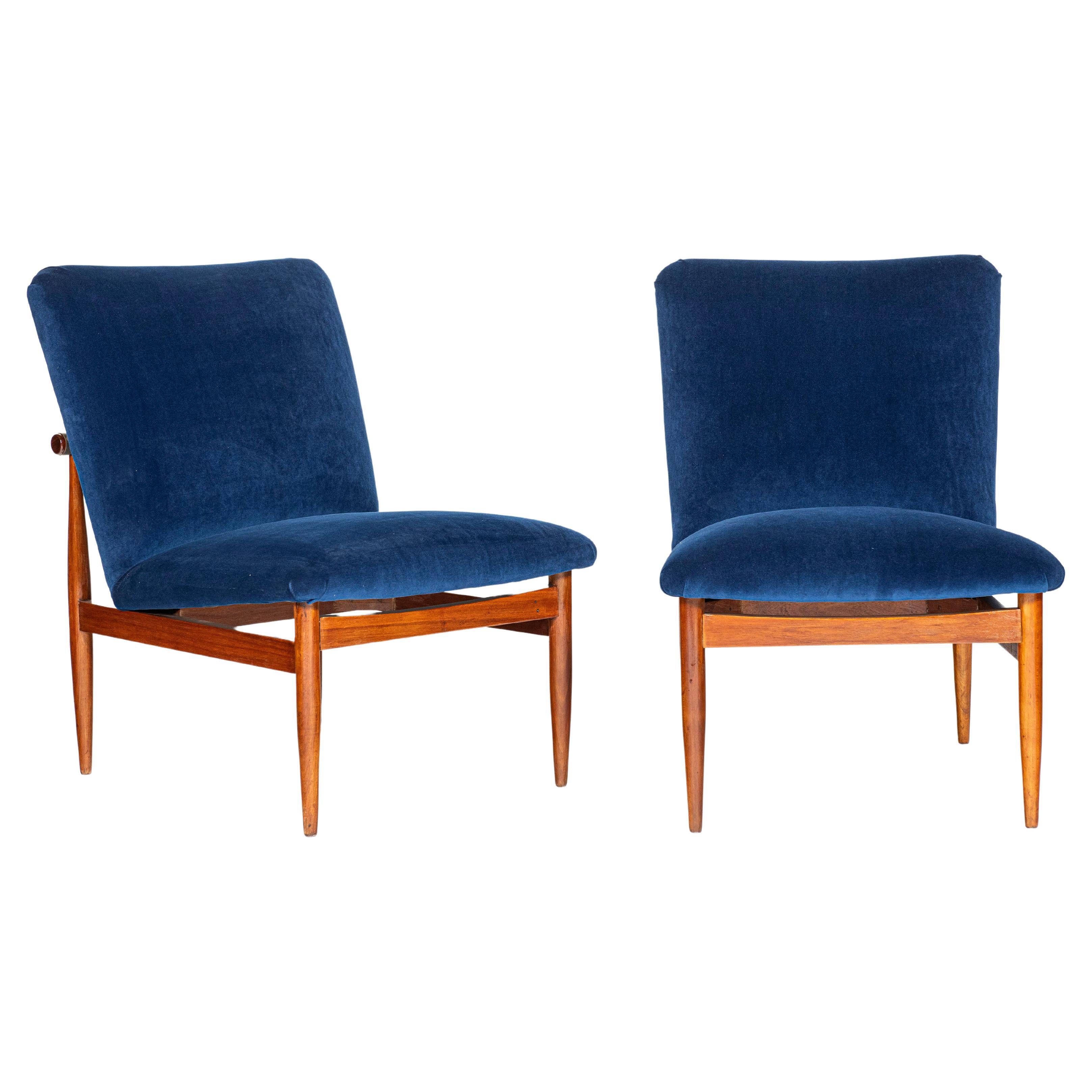 Pair of wood and velvet Scandinavian lounge chairs, circa 1960.
With bronze details.