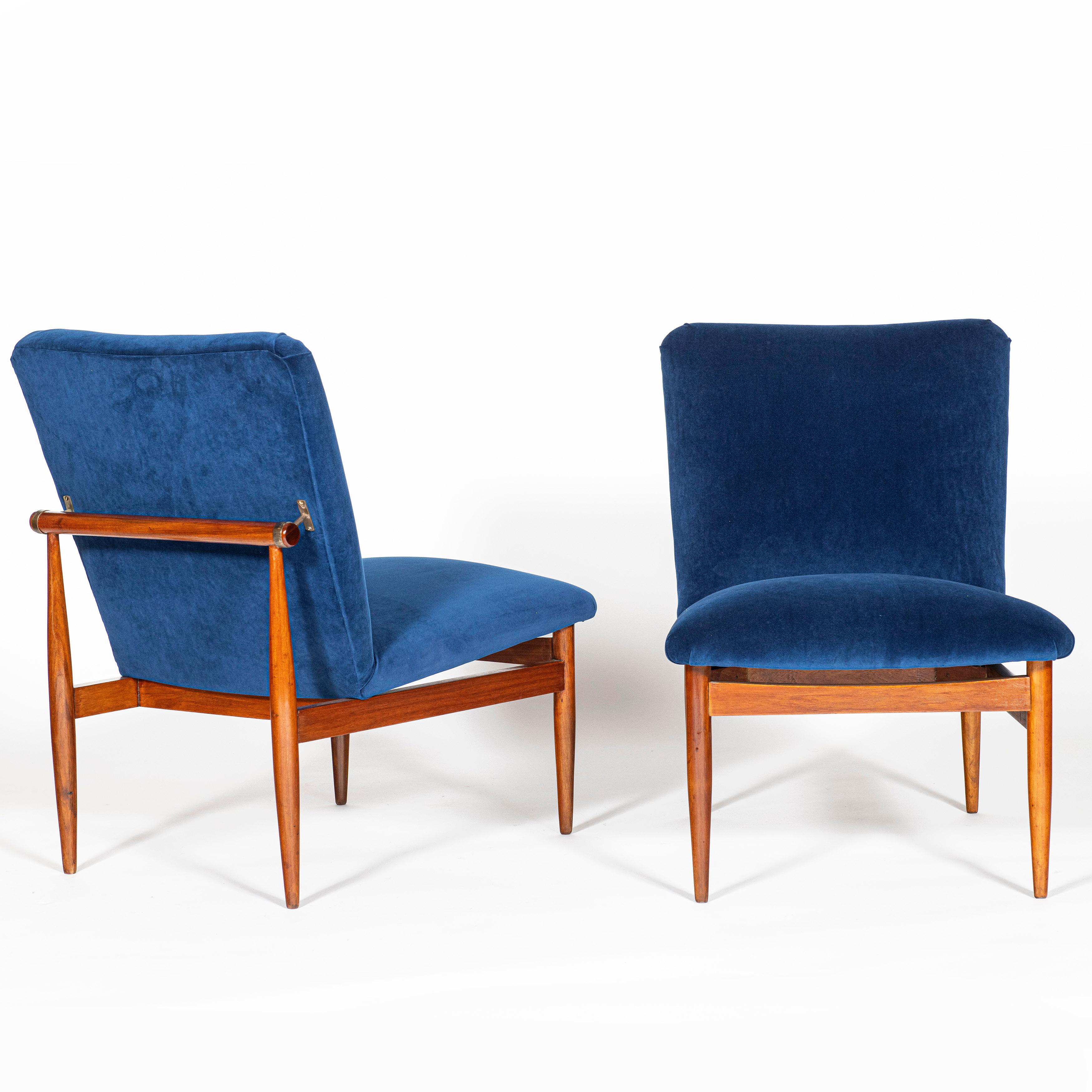 Pair of Wood and Velvet Scandinavian Lounge Chairs, circa 1960 In Good Condition In Buenos Aires, Buenos Aires