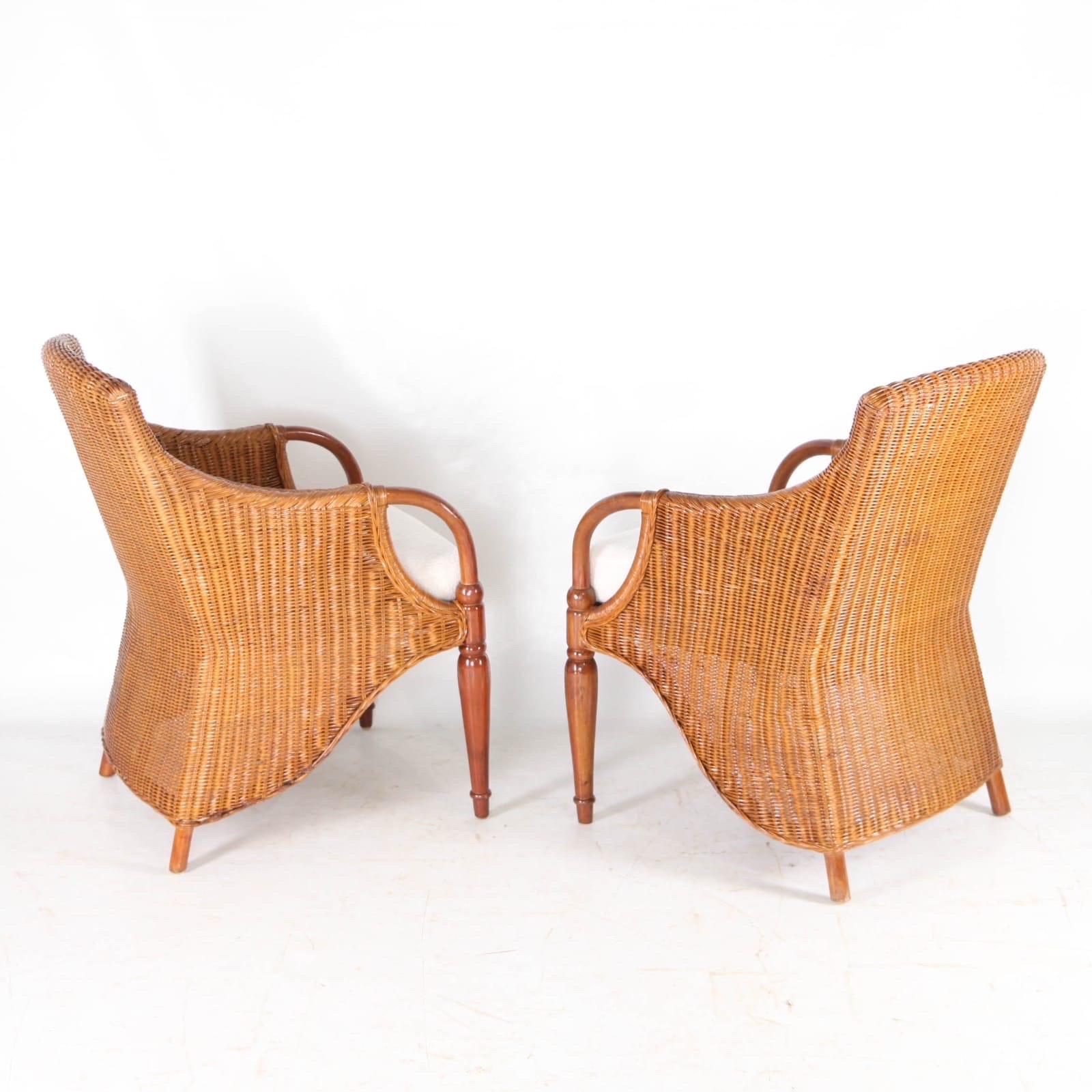 Rara coppia vintage di poltrone in legno e vimini intrecciato a mano.
Molto eleganti con il loro 