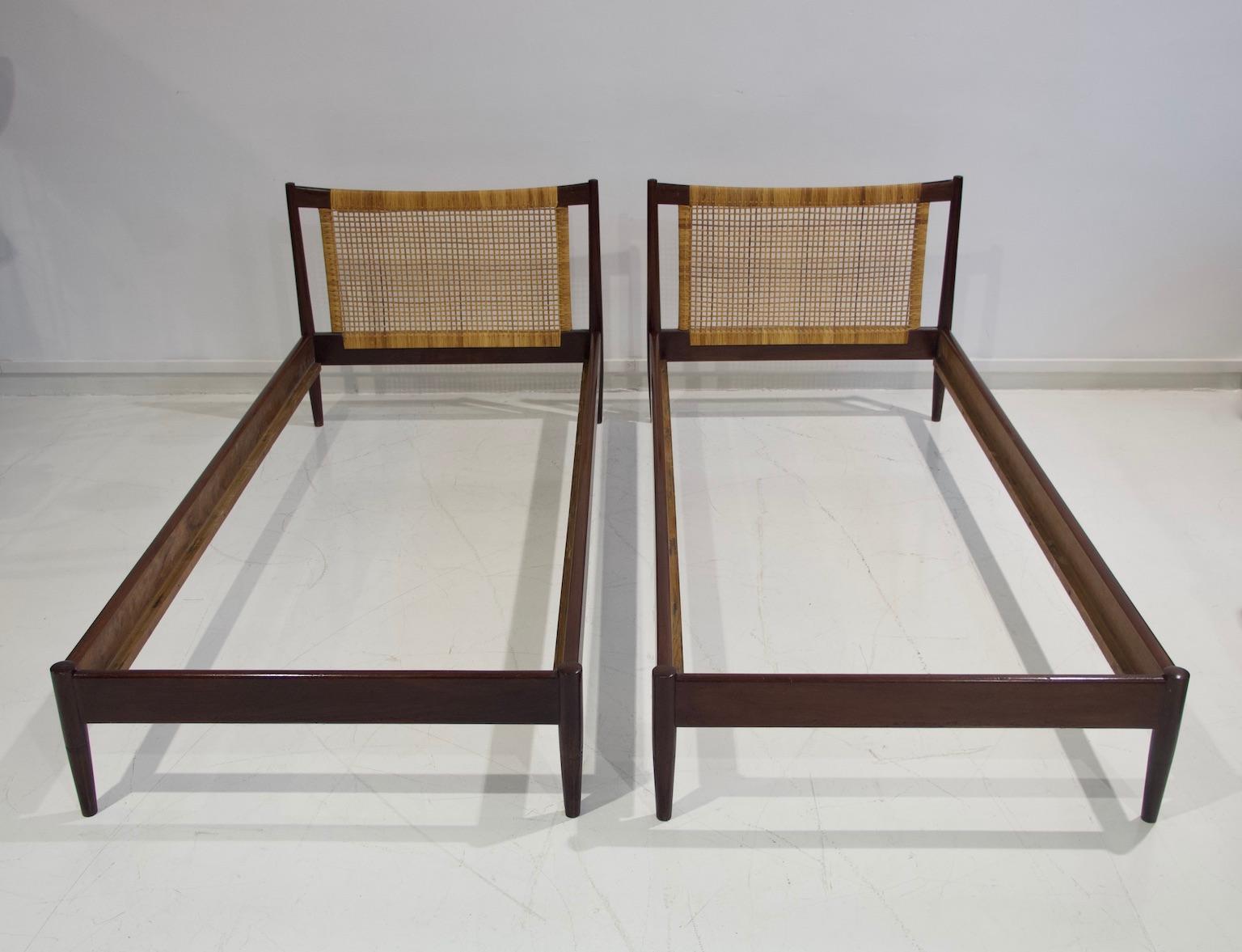 Pair of bed frames of wood with bedheads of braided rattan. Designed by Børge Mogensen and manufactured by Søborg Møbelfabrik in circa 1955. Very easy mechanism to set up and dismantle the beds.