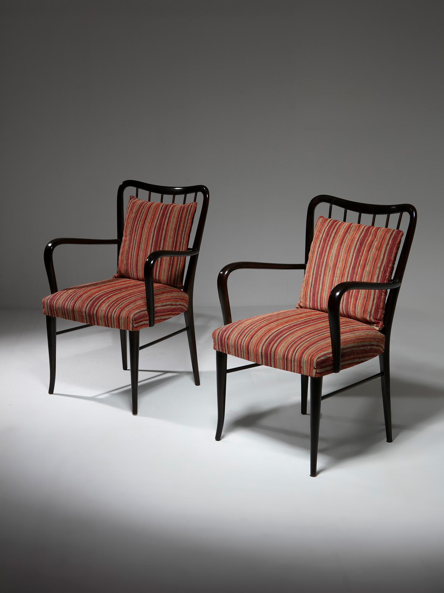 Paire de fauteuils attribués à Paolo Buffa.
Châssis en bois maigre et détaillé, siège rembourré et coussin de dossier gratuit.