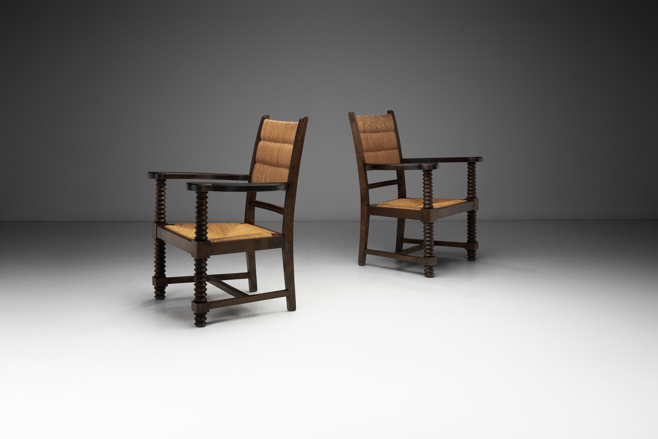 À la manière du style caractéristique du designer français Charles Dudouyt, cette paire de fauteuils marie harmonieusement une variété de tendances grâce au choix des matériaux et de la forme. Figure majeure du design français du début du XXe