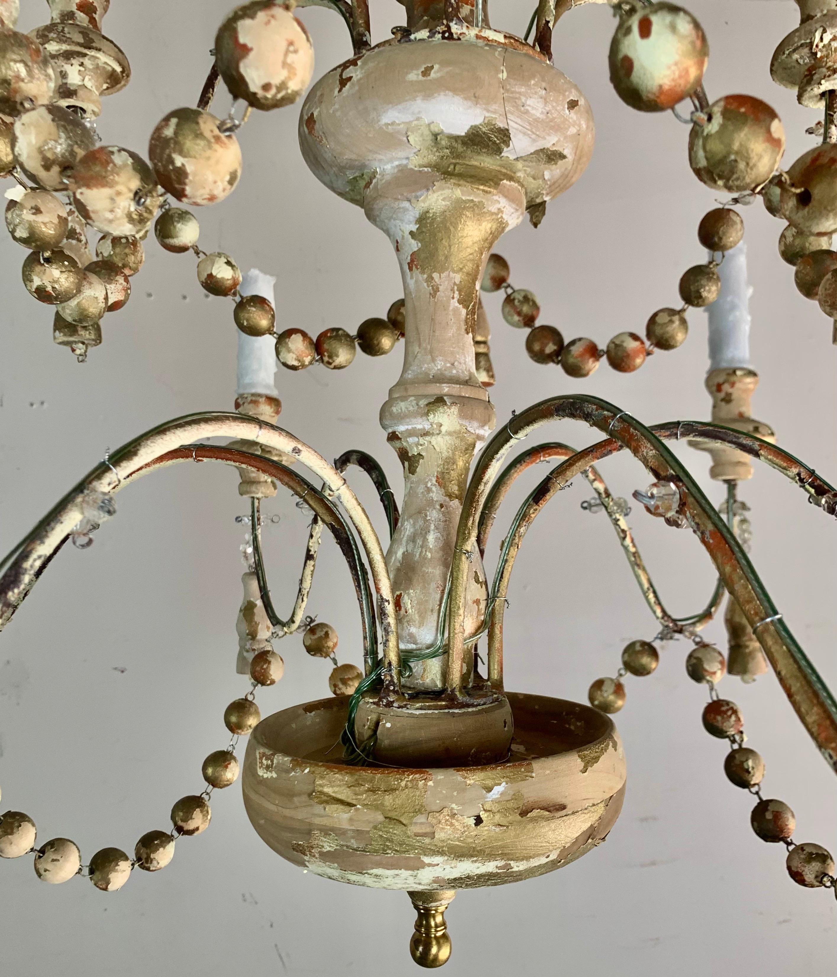 Paar perlenbesetzte und bemalte Kronleuchter aus Holz mit Quasten (Mitte des 20. Jahrhunderts) im Angebot
