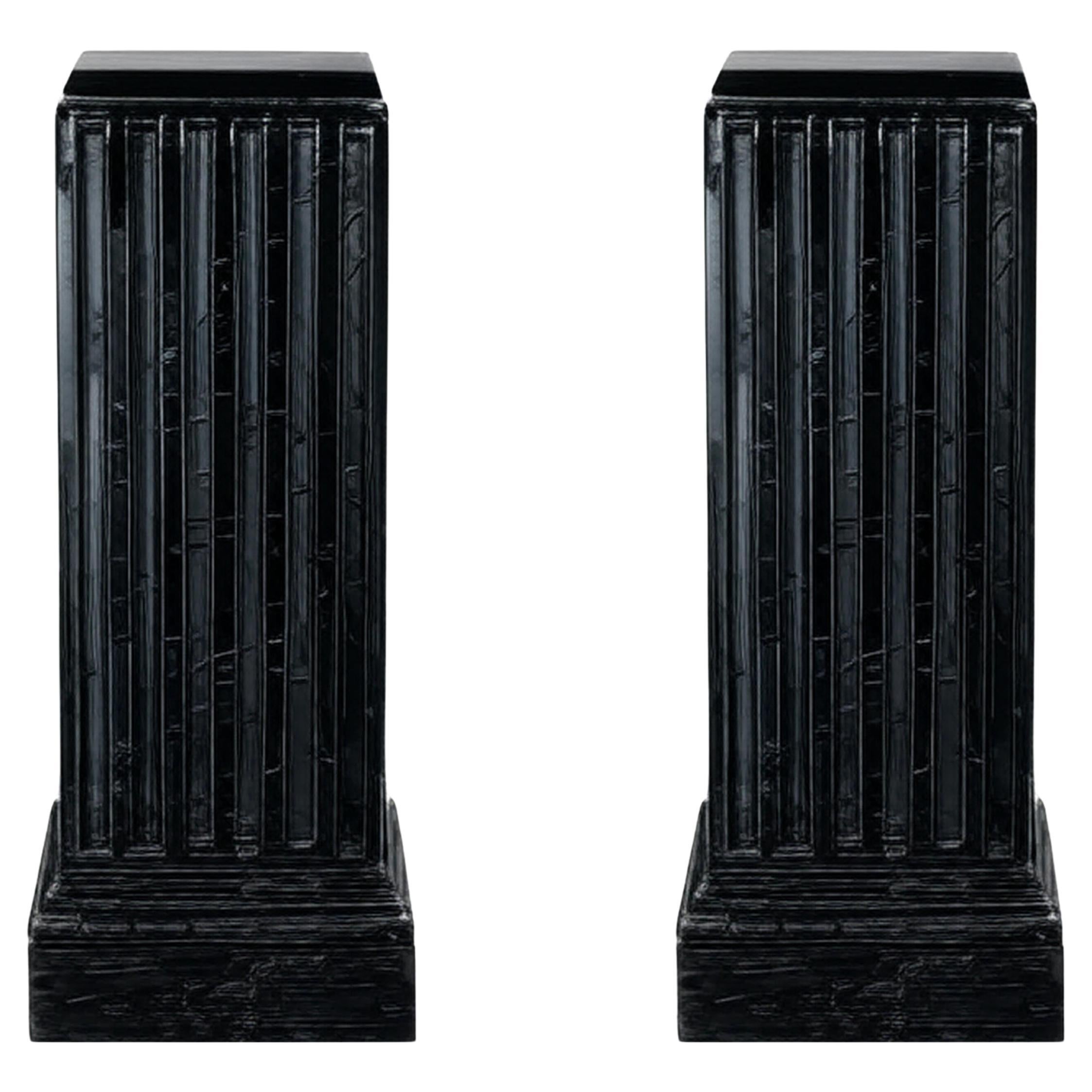 Coppia di colonne in legno laccato nero con piedistallo, stile neoclassico, XX secolo