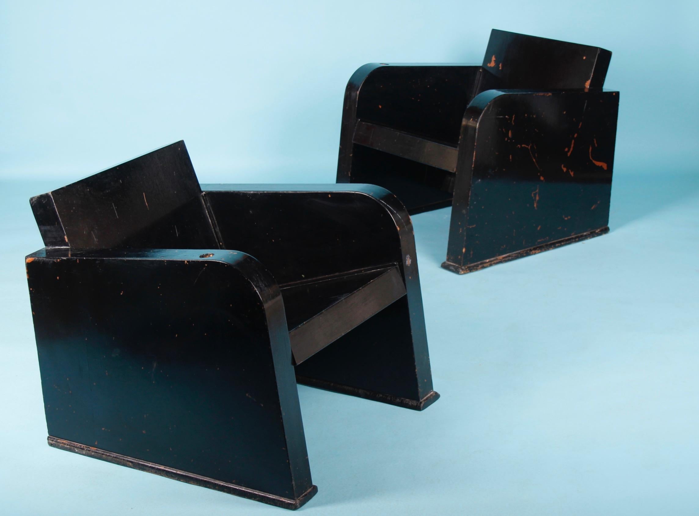 Européen Paire de fauteuils en bois peints en noir en vente