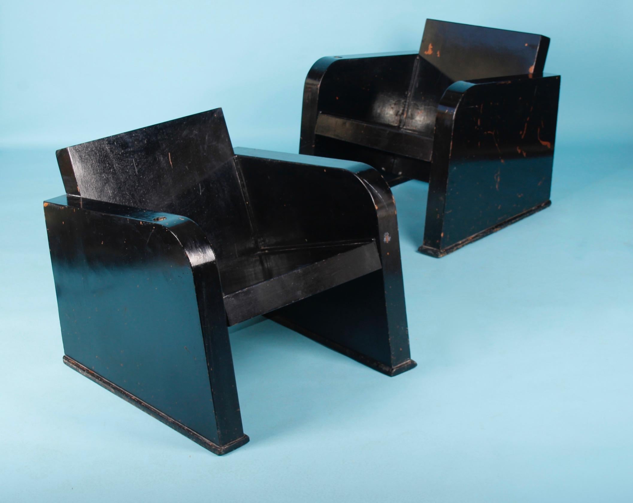 Paire de fauteuils en bois peints en noir État moyen - En vente à grand Lancy, CH