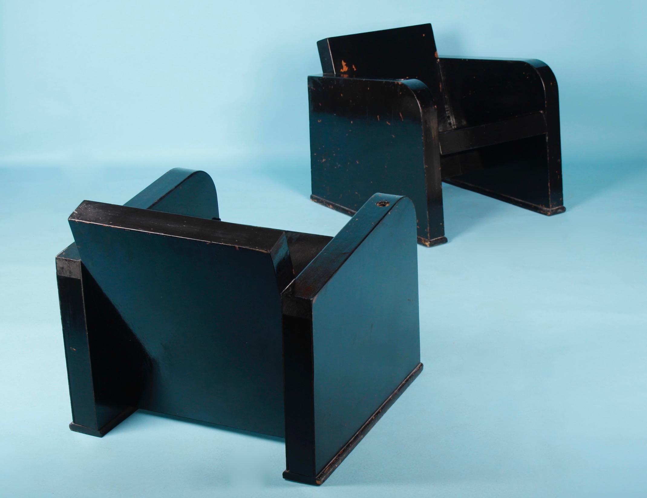 Milieu du XXe siècle Paire de fauteuils en bois peints en noir en vente