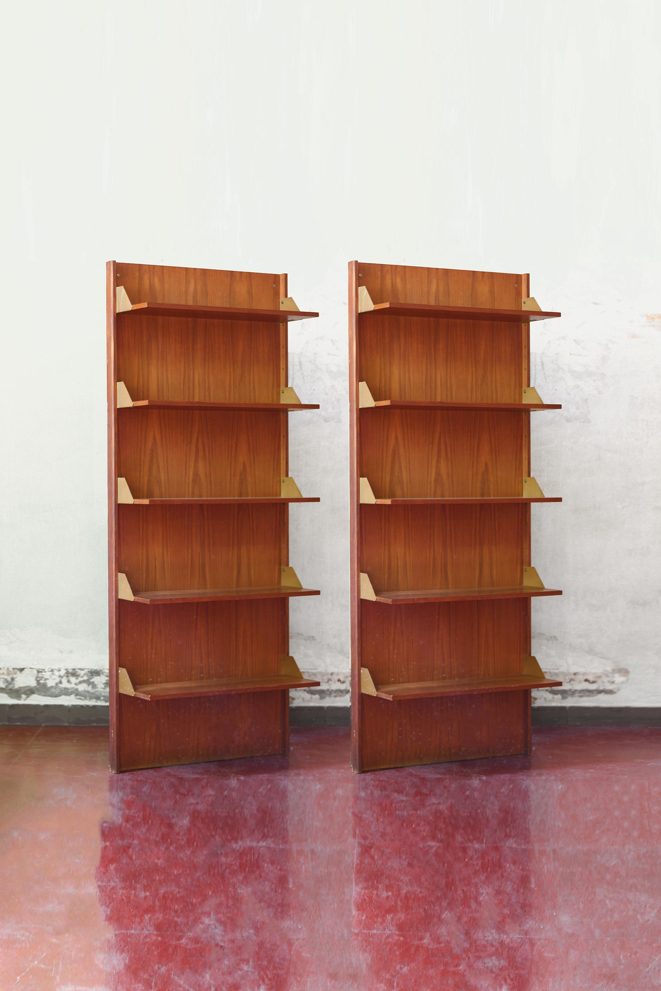 Pair of wood bookcases with brass details from the 1960s
Product details
Dimensions 84 W x 205 H × 33 D cm