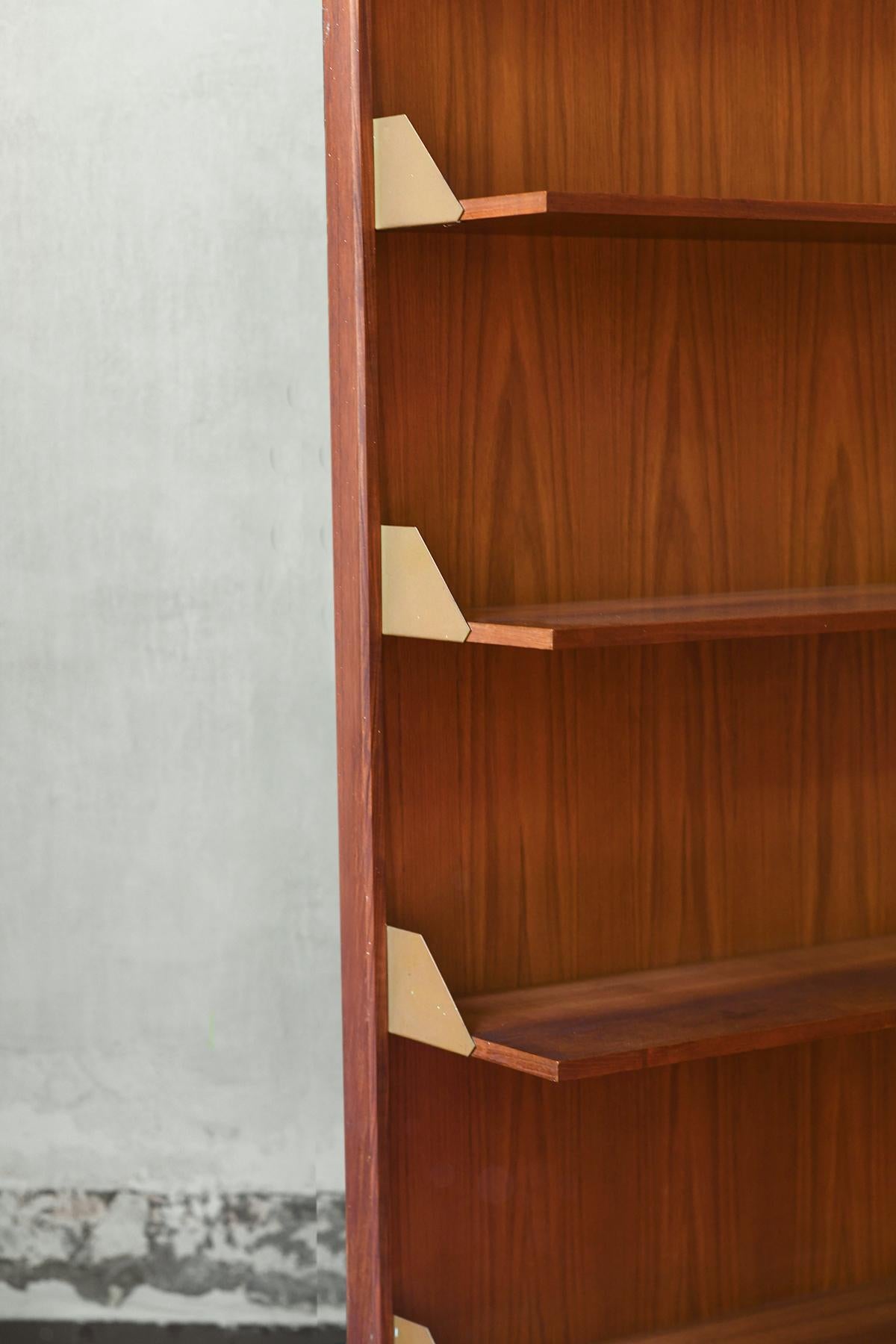 Pair of wood bookcases with brass details from the 1960s In Good Condition For Sale In Roma, RM