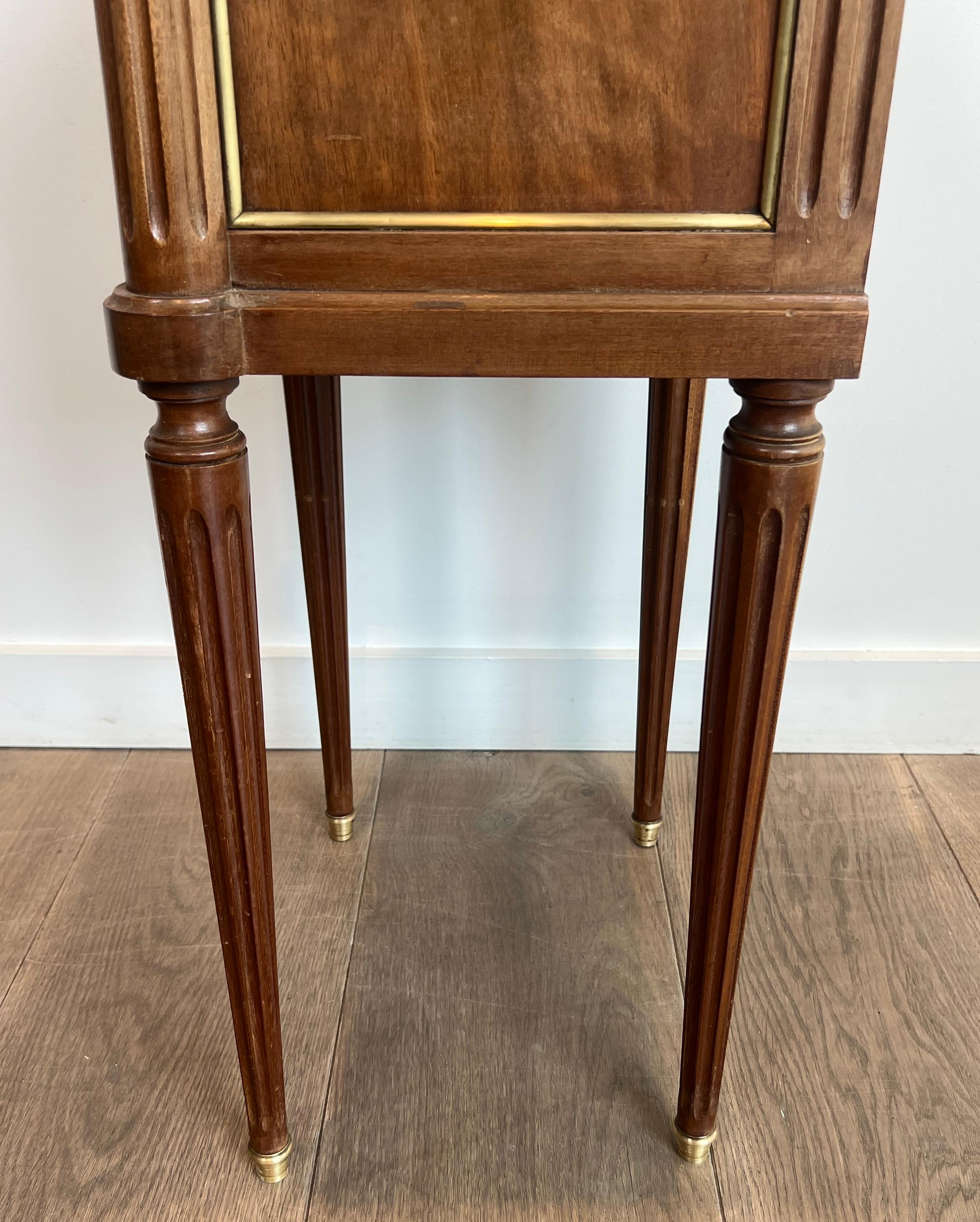 Pair of Wood & Brass Side Tables with Carrara Marble Tops in Maison Jansen Style For Sale 4