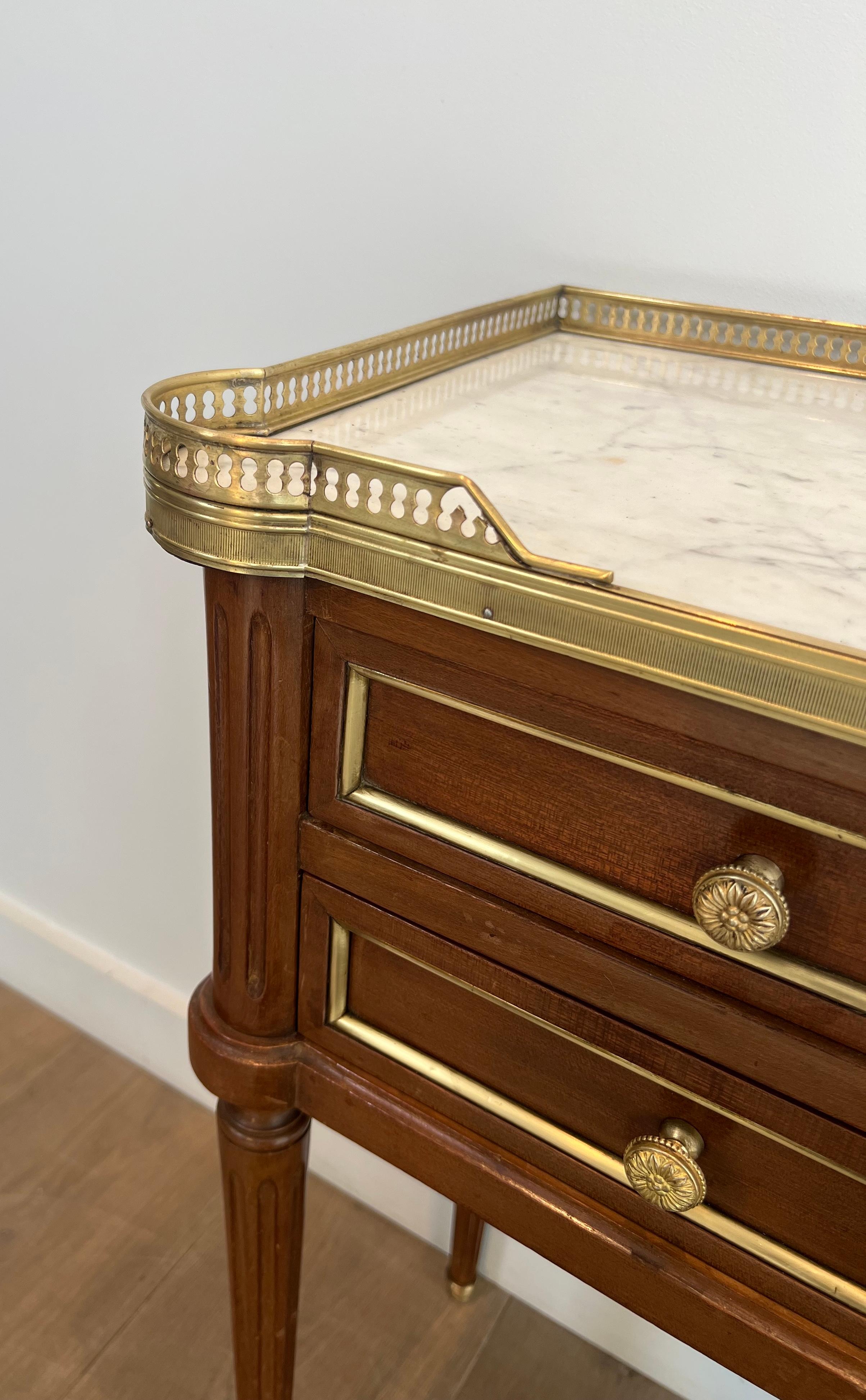 Pair of Wood & Brass Side Tables with Carrara Marble Tops in Maison Jansen Style For Sale 7