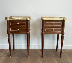 Paire de tables d'appoint en bois et laiton avec plateaux en marbre de Carrare dans le style de la Maison Jansen