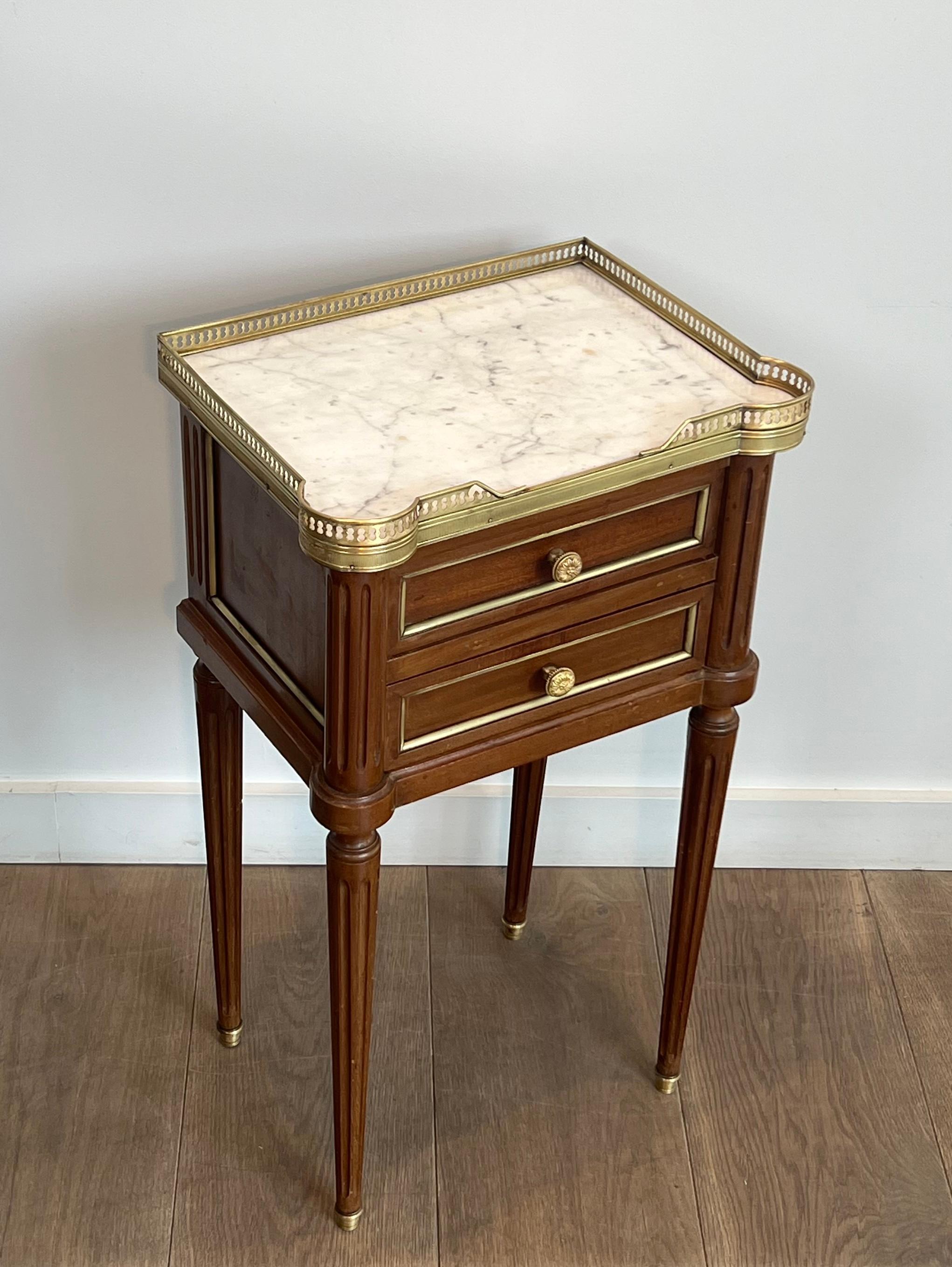 French Pair of Wood & Brass Side Tables with Carrara Marble Tops in Maison Jansen Style For Sale