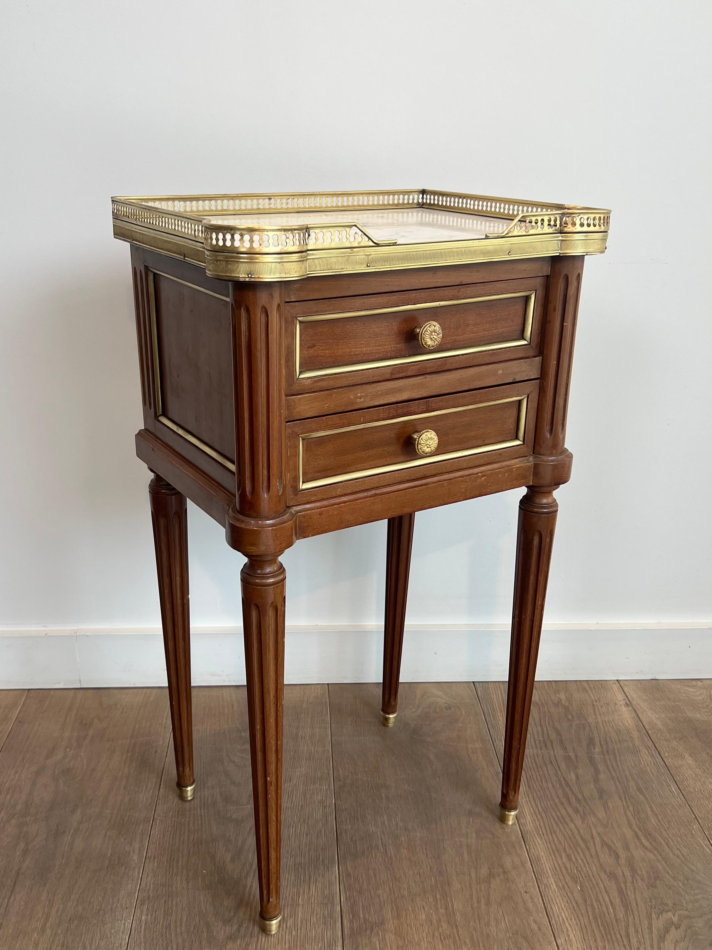 Pair of Wood & Brass Side Tables with Carrara Marble Tops in Maison Jansen Style In Good Condition For Sale In Marcq-en-Barœul, Hauts-de-France