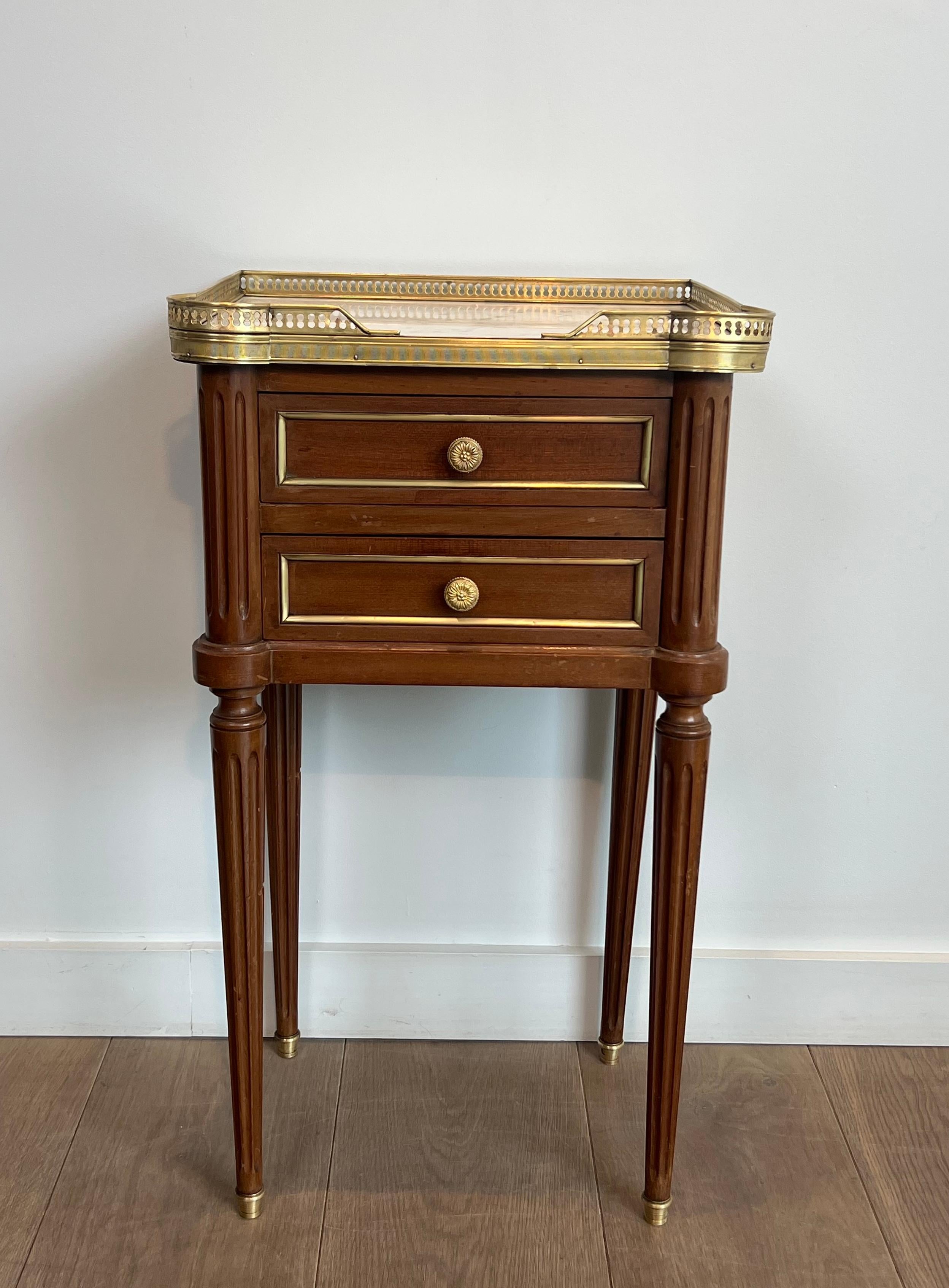 Pair of Wood & Brass Side Tables with Carrara Marble Tops in Maison Jansen Style For Sale 1