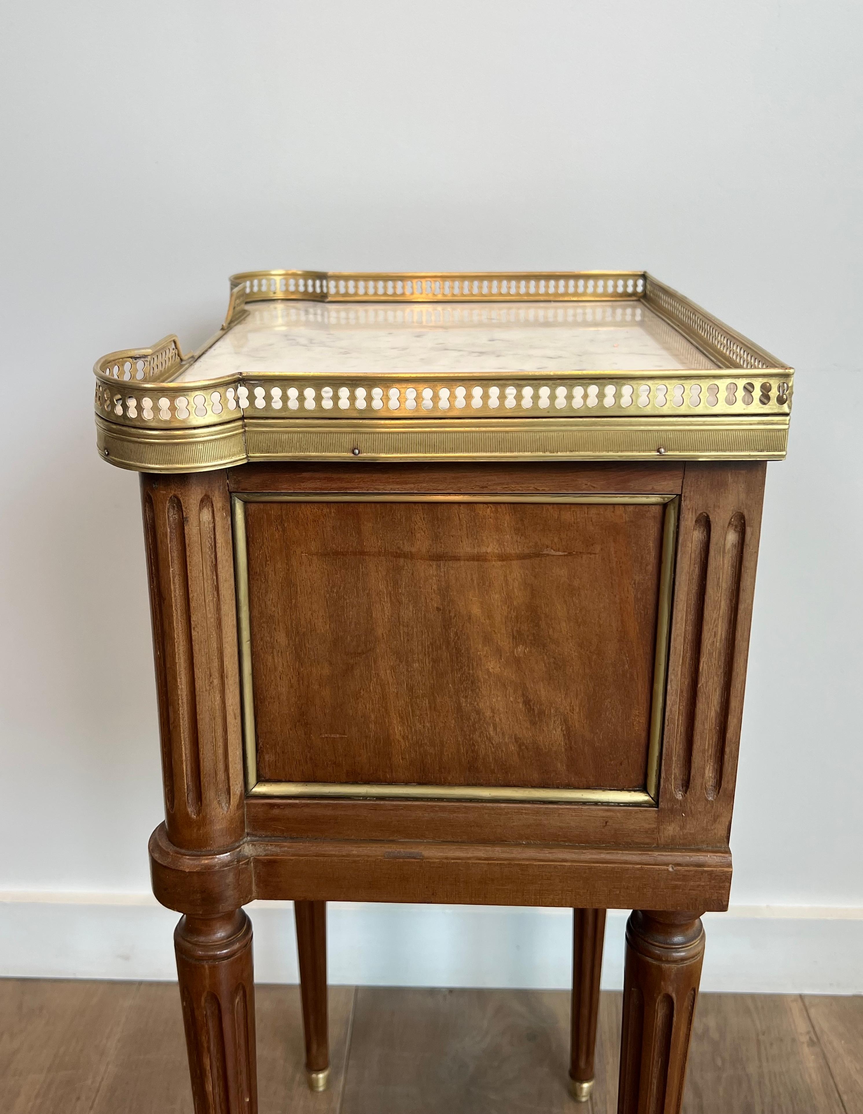 Pair of Wood & Brass Side Tables with Carrara Marble Tops in Maison Jansen Style For Sale 3