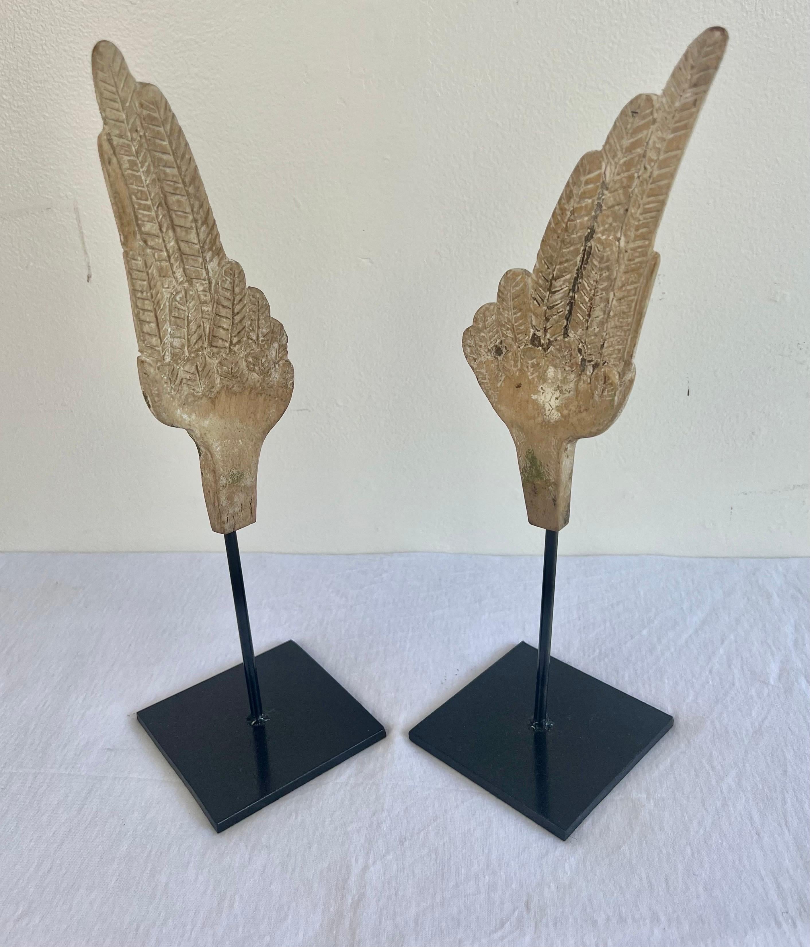 Paar geschnitzte Flügel aus Holz auf Eisensockeln im Angebot 1