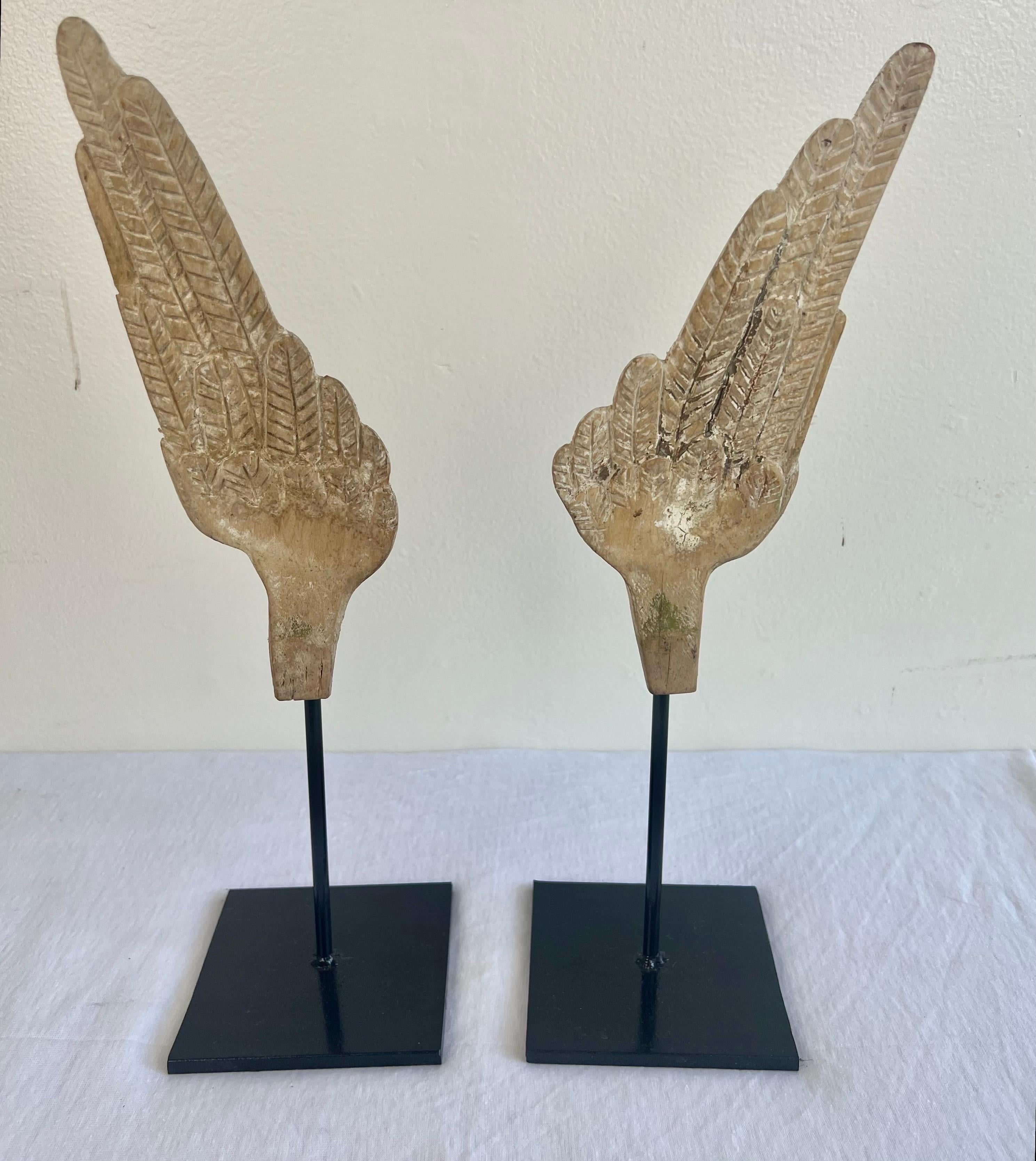 Paar geschnitzte Flügel aus Holz auf Eisensockeln im Angebot 2