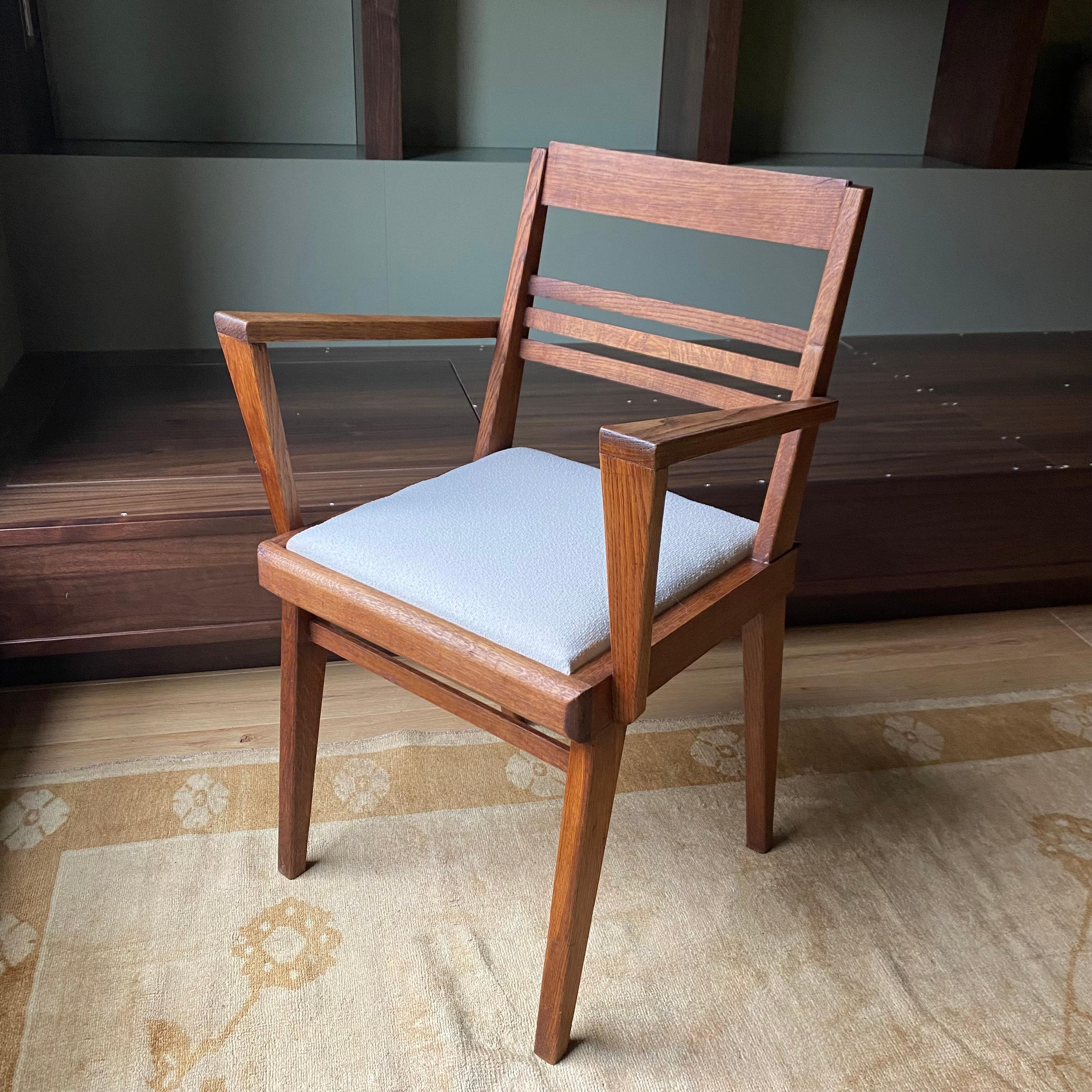 Paire de chaises en bois avec sièges rembourrés. Vers les années 60. L'état est conforme à l'âge et à l'utilisation de l'objet.