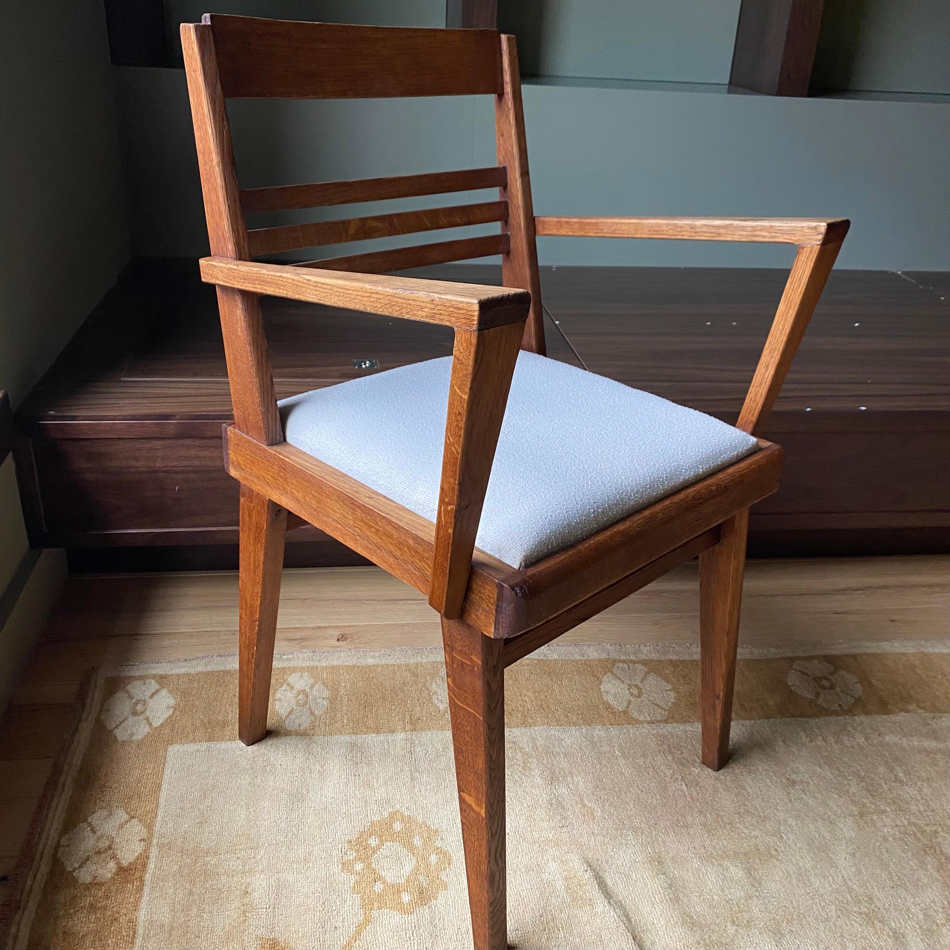 Mid Century Pair of Wood Chairs with Upholstered Seats In Good Condition For Sale In New York, NY
