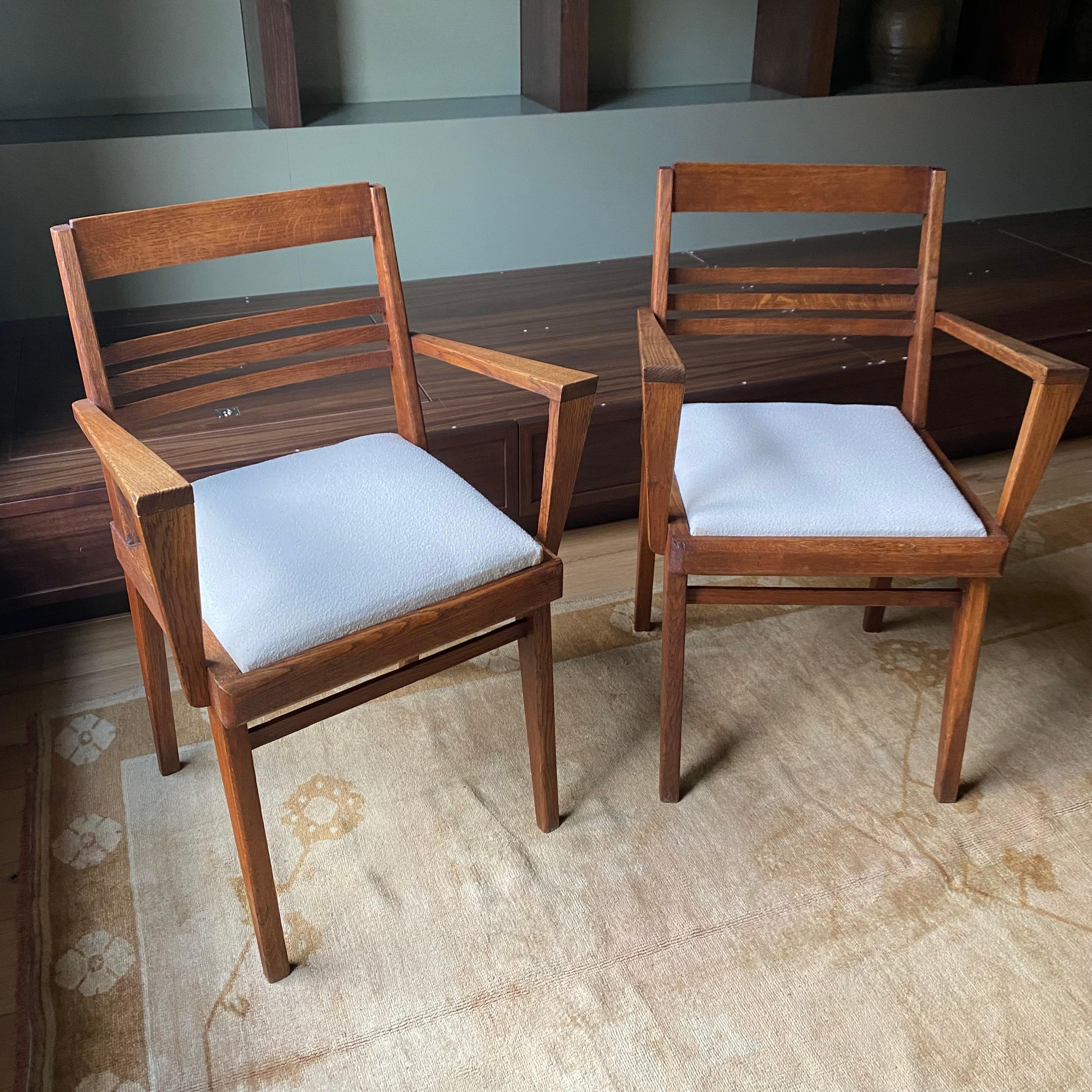20ième siècle Paire de chaises en bois avec sièges rembourrés du milieu du siècle dernier en vente