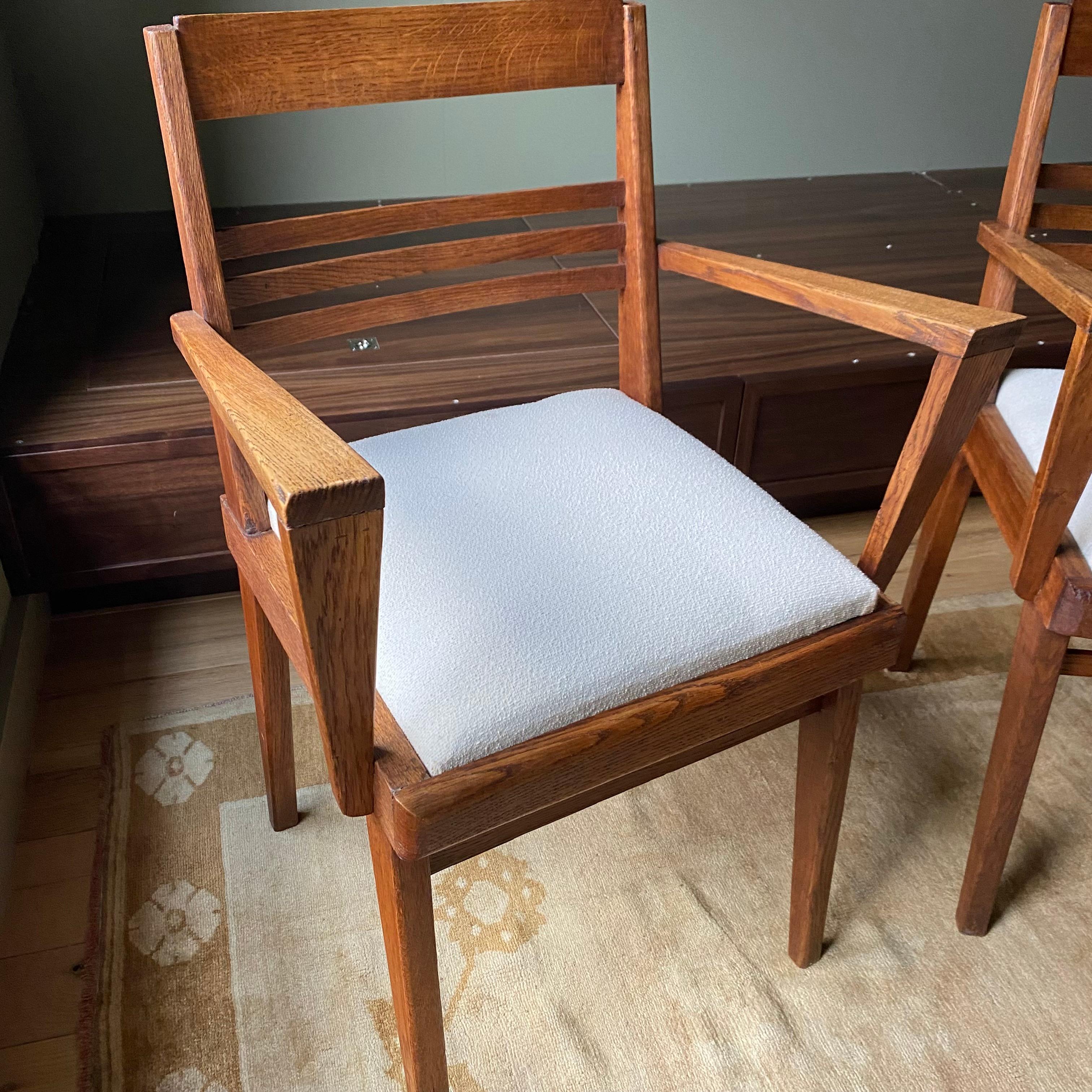 Bois Paire de chaises en bois avec sièges rembourrés du milieu du siècle dernier en vente