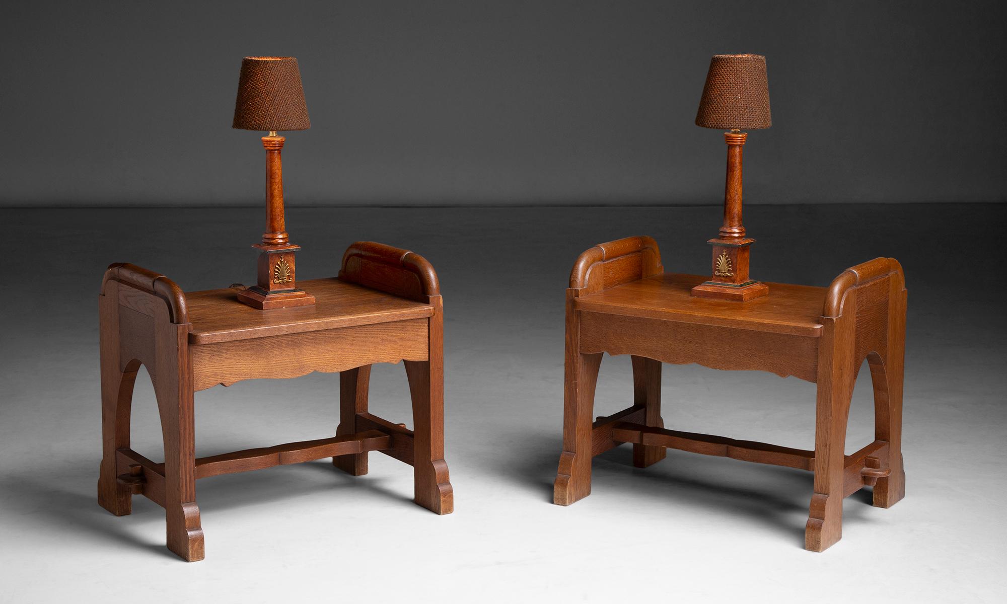 Angleterre, 1950
Paire de petites lampes à colonne en bois avec des abat-jours en laine de fabrication récente.
6 