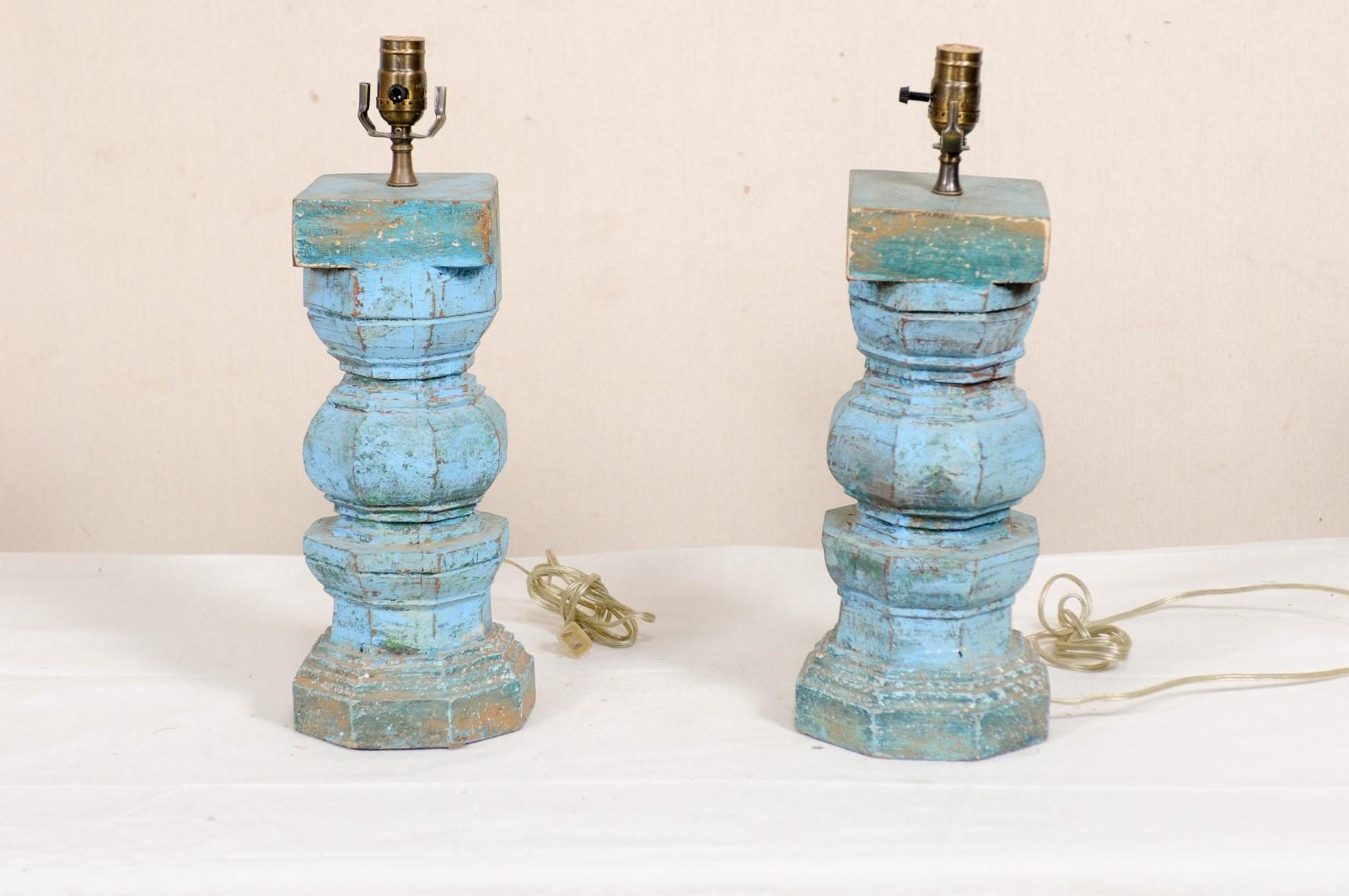 Paar Holzsäulen-Tischlampen in blauen und türkisfarbenen Tönen im Angebot 5