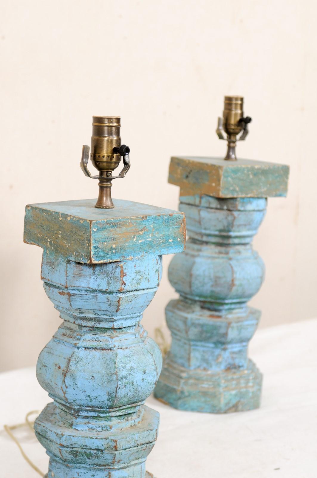 Paar Holzsäulen-Tischlampen in blauen und türkisfarbenen Tönen im Angebot 6
