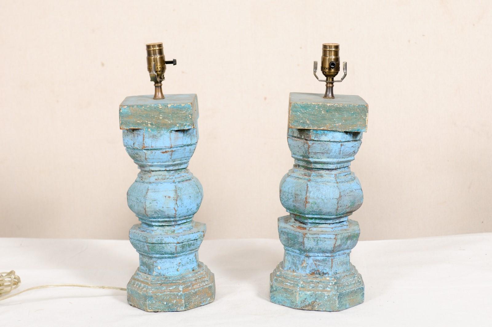 Paar Holzsäulen-Tischlampen in blauen und türkisfarbenen Tönen im Angebot 2