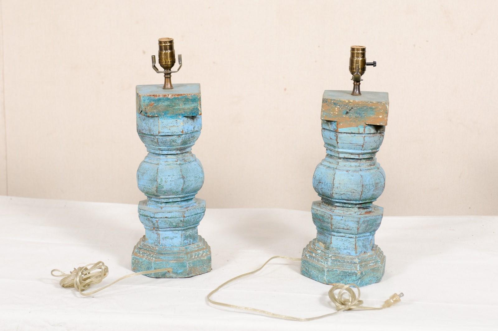 Paar Holzsäulen-Tischlampen in blauen und türkisfarbenen Tönen im Angebot 3