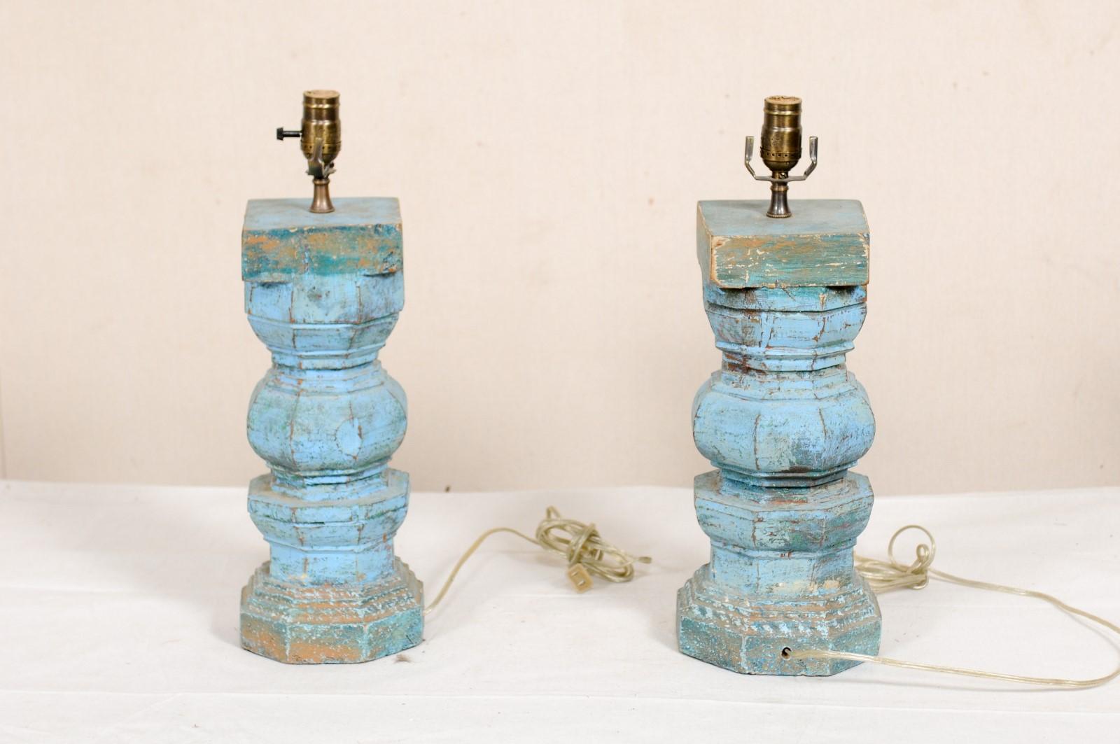 Paire de lampes de table à colonne en bois dans les teintes bleue et turquoise en vente 3