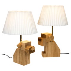 Coppia di lampade da tavolo Wood Dog con paralumi in tessuto bianco, artigianali, in legno duro