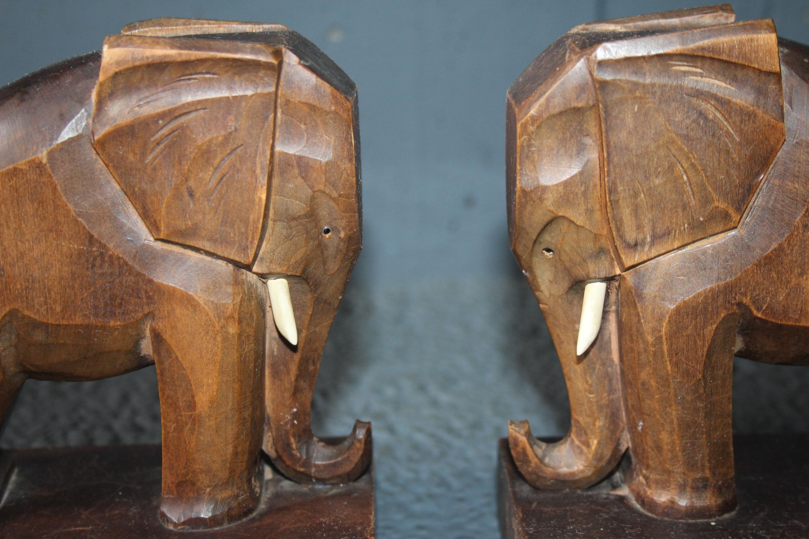 Pair of Wood Elephant Bookends In Good Condition In grand Lancy, CH