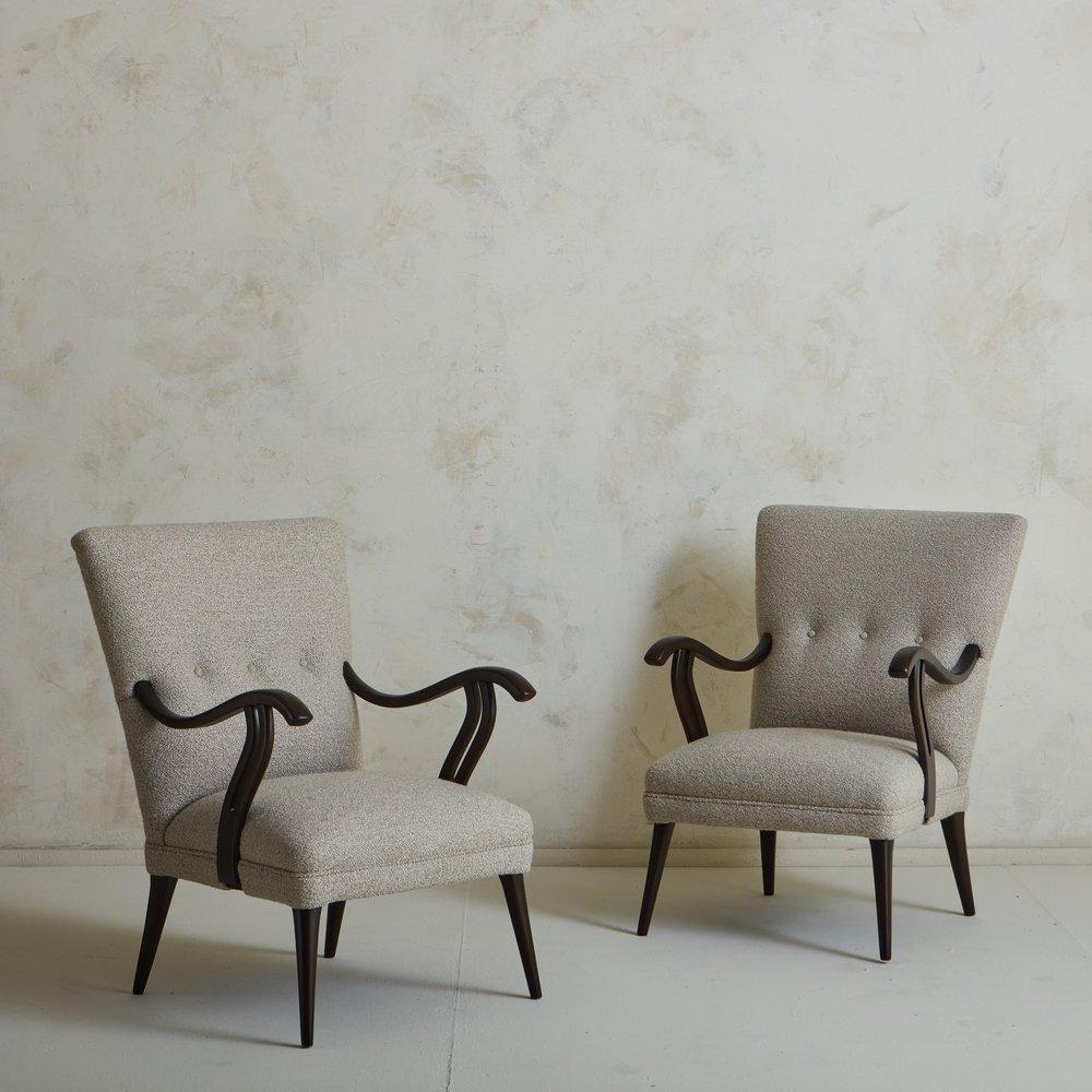 Ein Paar französischer Loungesessel aus den 1960er Jahren, frisch gepolstert mit einem schönen grauen Wollbouquet mit Tufting-Details. Diese Stühle haben gebeizte Holzrahmen mit geschwungenen Armlehnen und abgewinkelten, sich verjüngenden Beinen.