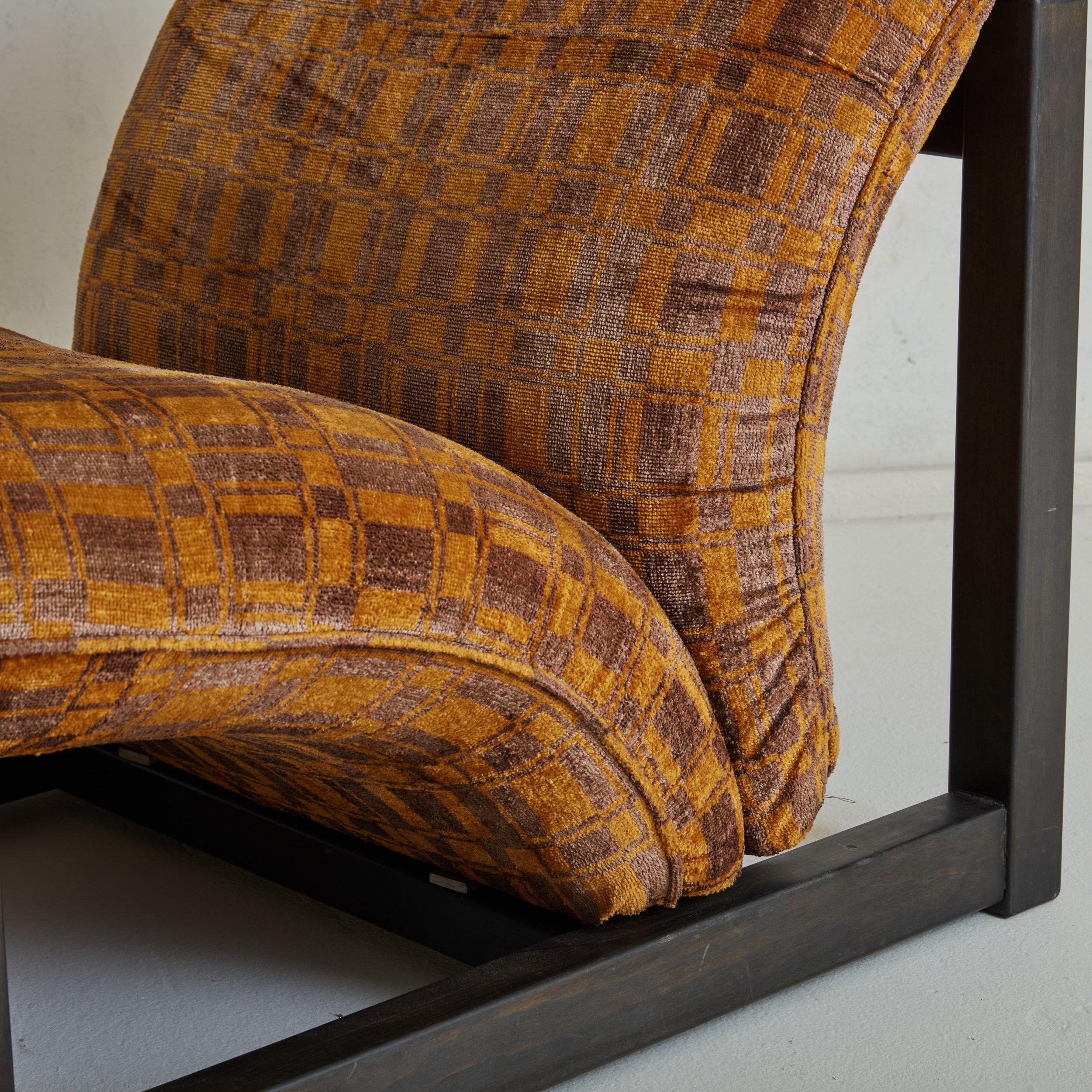 Paar Loungesessel mit Holzrahmen aus orangefarbenem Samt, Tobia & Afra Scarpa, Italien im Zustand „Gut“ im Angebot in Chicago, IL