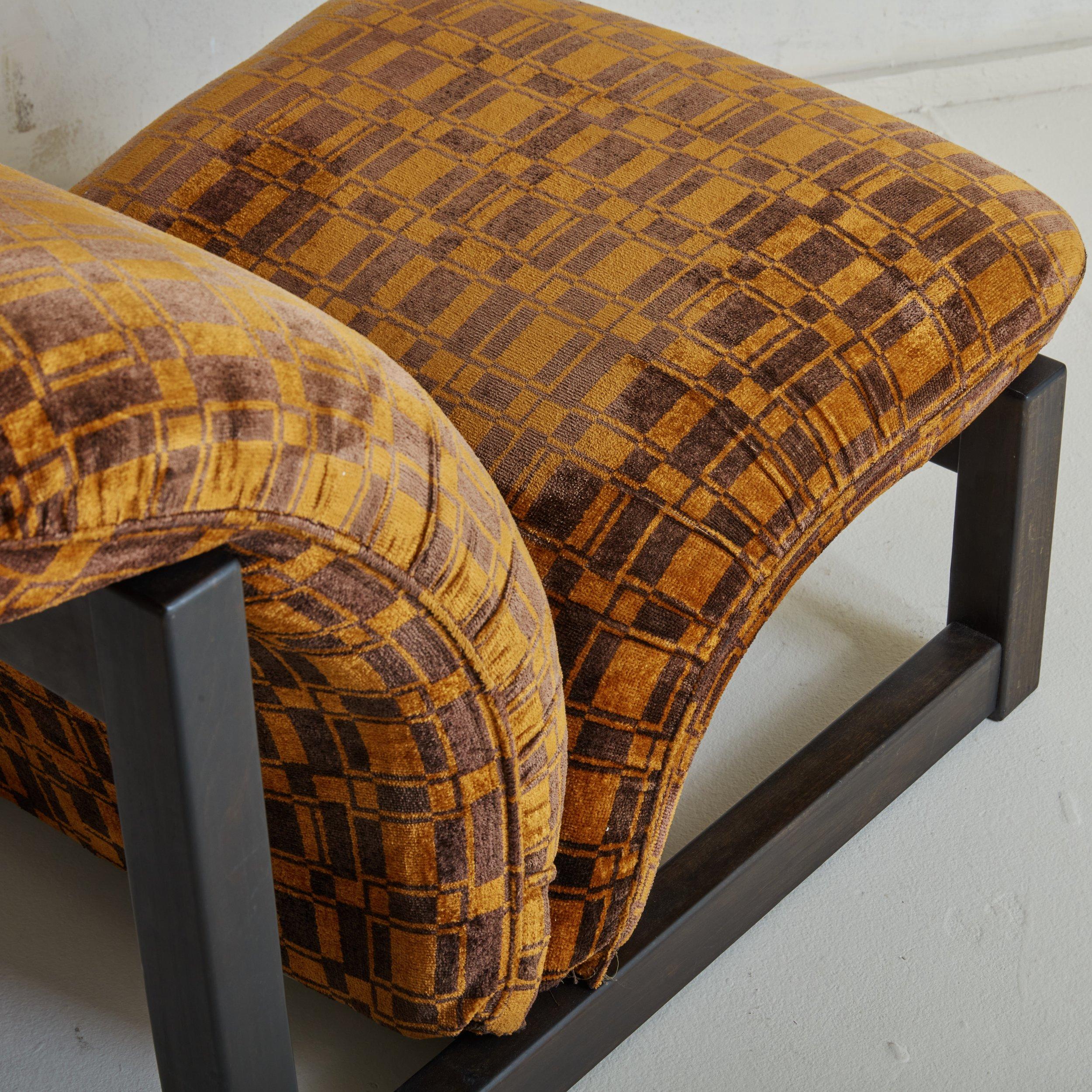 Tissu d'ameublement Paire de chaises longues à cadre en bois et velours orange, Tobia & Afra Scarpa, Italie en vente
