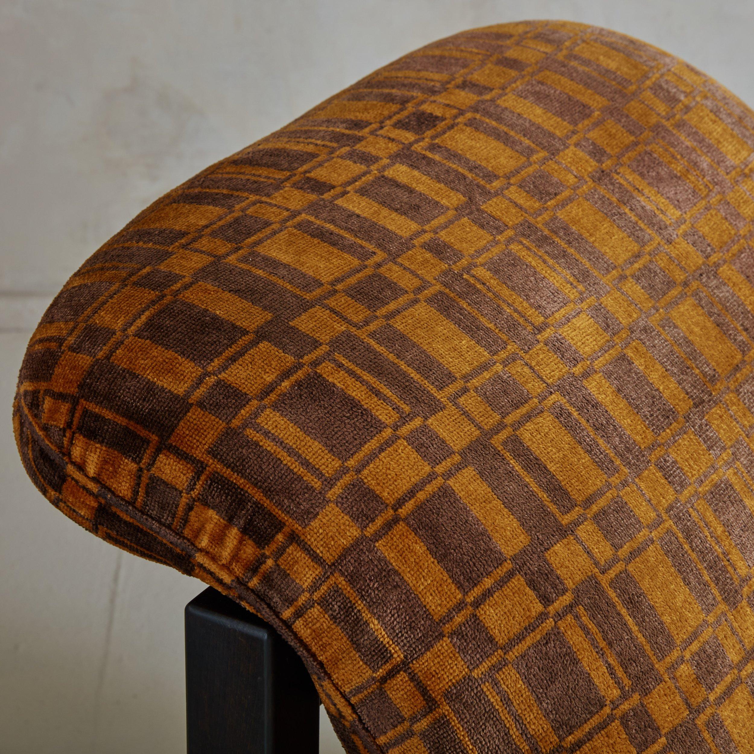 Coppia di sedie da salotto con struttura in Wood e velluto arancione, Afra & Tobia Scarpa, Italia 1