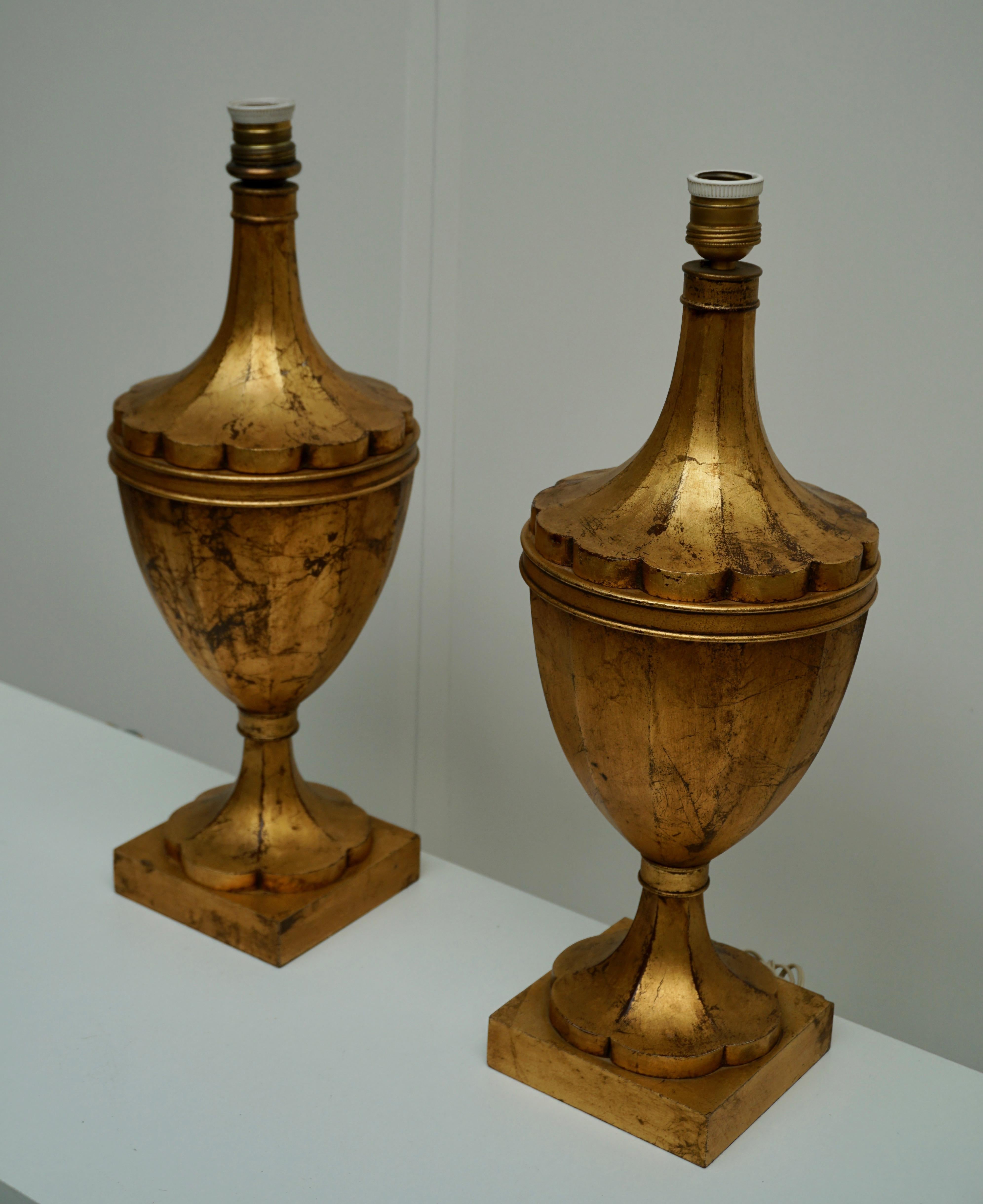 Bois Paire de lampes de table dorées, milieu du 20e siècle en vente
