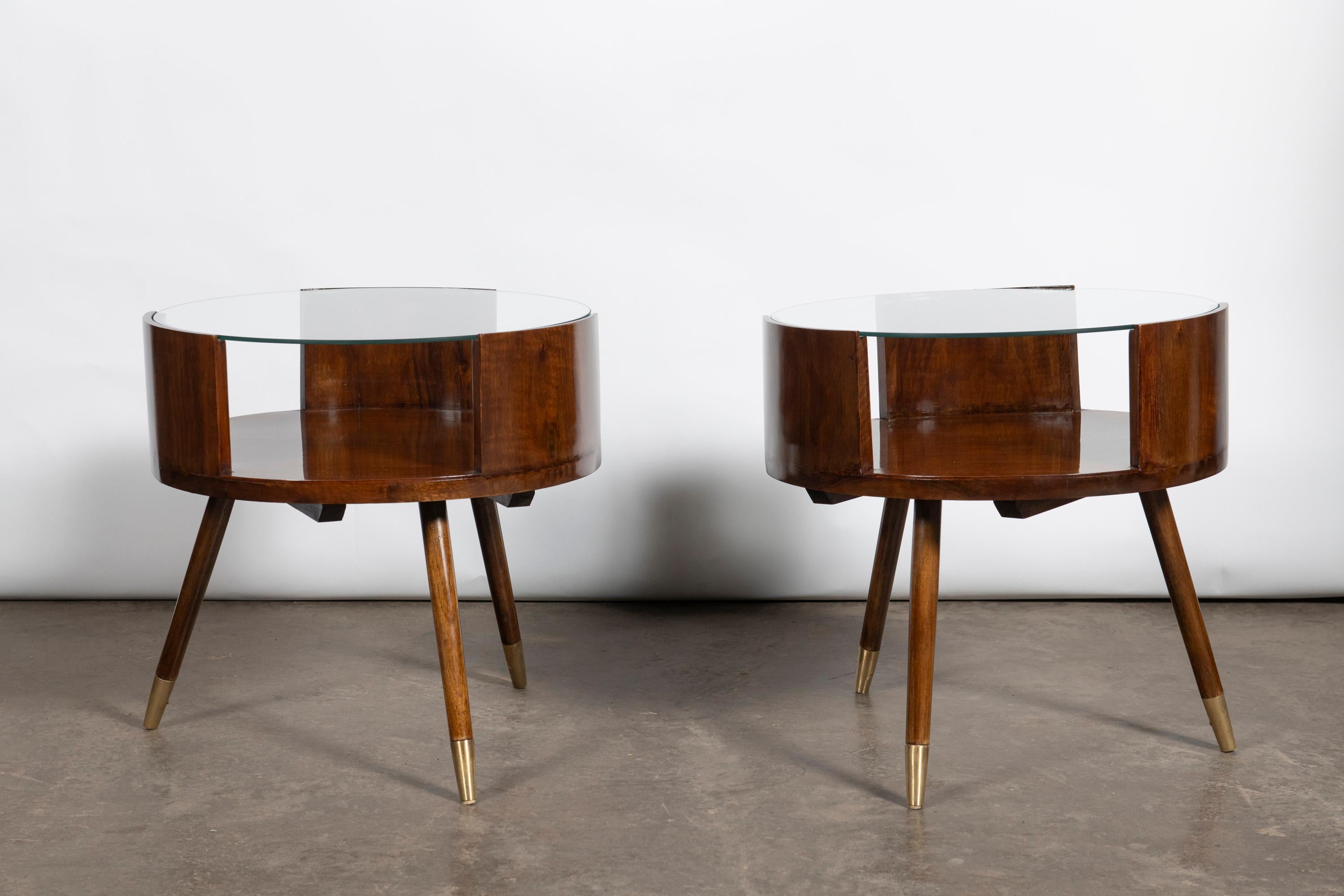 Paire de tables basses rondes en bois, verre et bronze. Argentine, vers 1960.
Dans le style de Susi Aczel et de Martin Eisler.