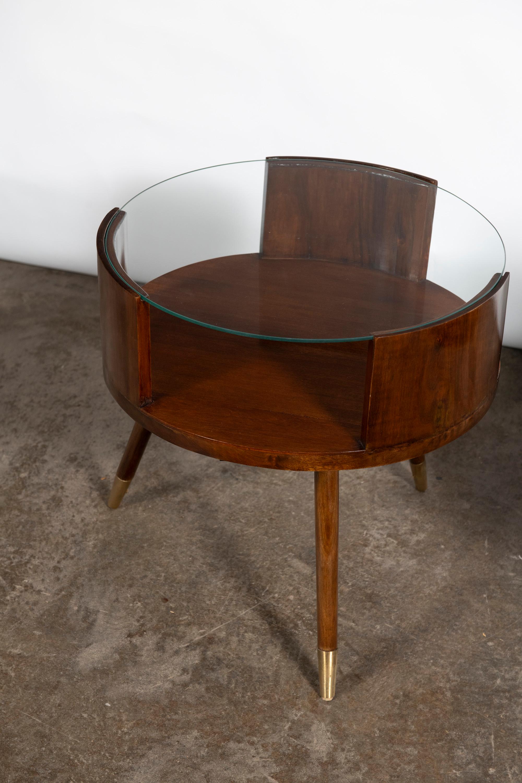 Mid-Century Modern Paire de tables basses rondes en bois, verre et bronze. Argentine, vers 1960. en vente