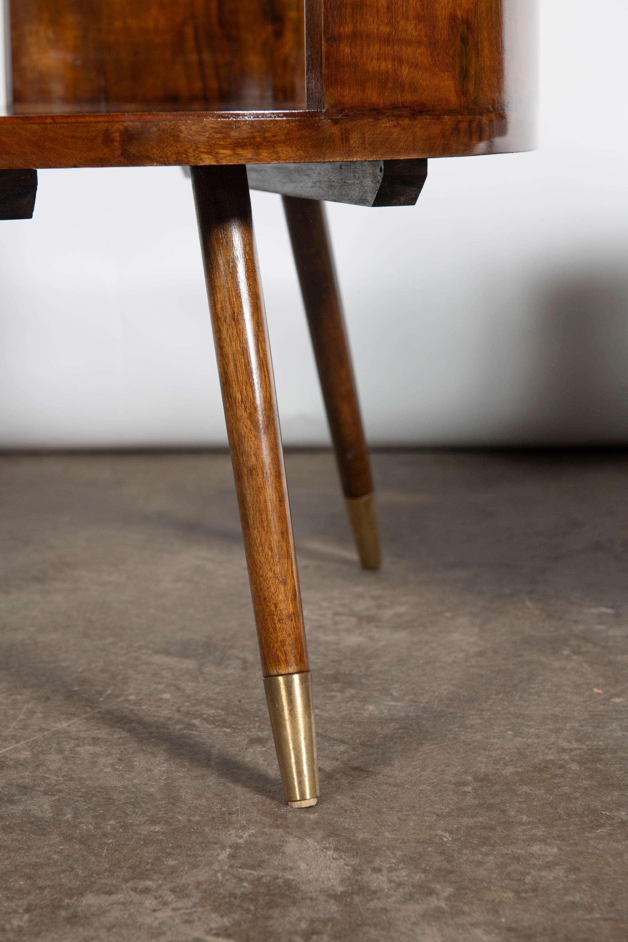 Paire de tables basses rondes en bois, verre et bronze. Argentine, vers 1960. Bon état - En vente à Buenos Aires, Buenos Aires