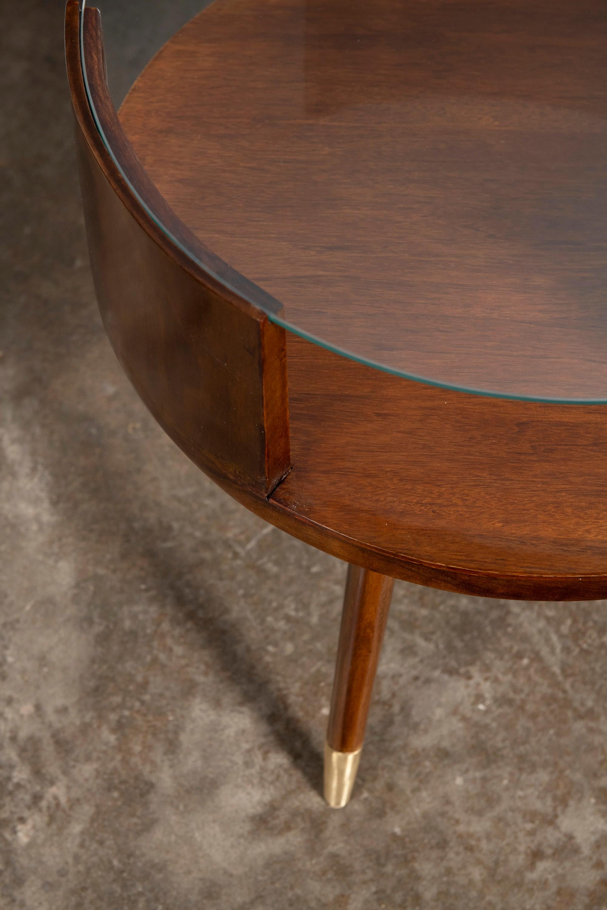 Milieu du XXe siècle Paire de tables basses rondes en bois, verre et bronze. Argentine, vers 1960. en vente