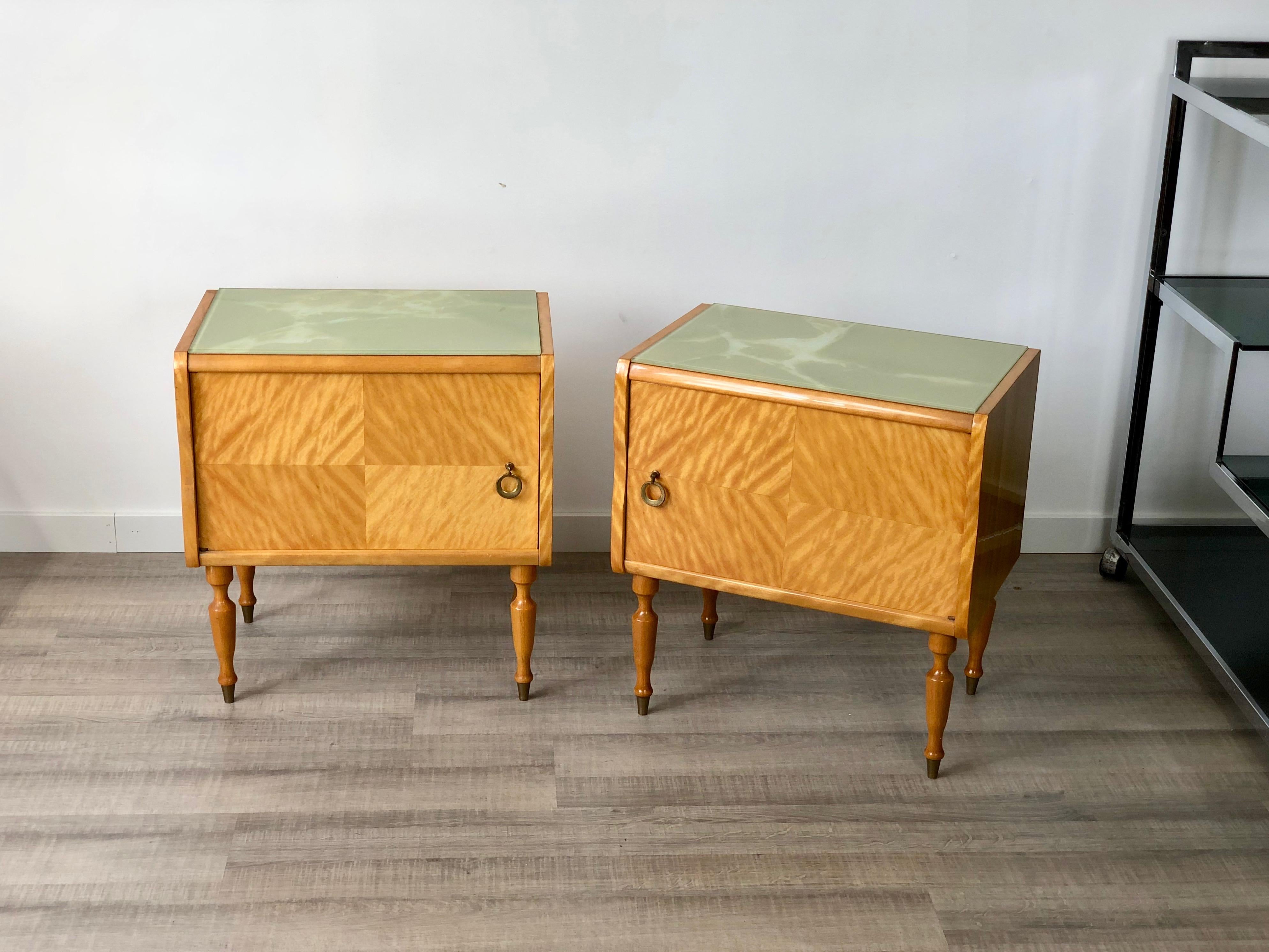 Pair of two nightstands/ side tables in Vittorio Dassi style made of lacquered wood and marble-effect glass surface, Italy, circa 1950.