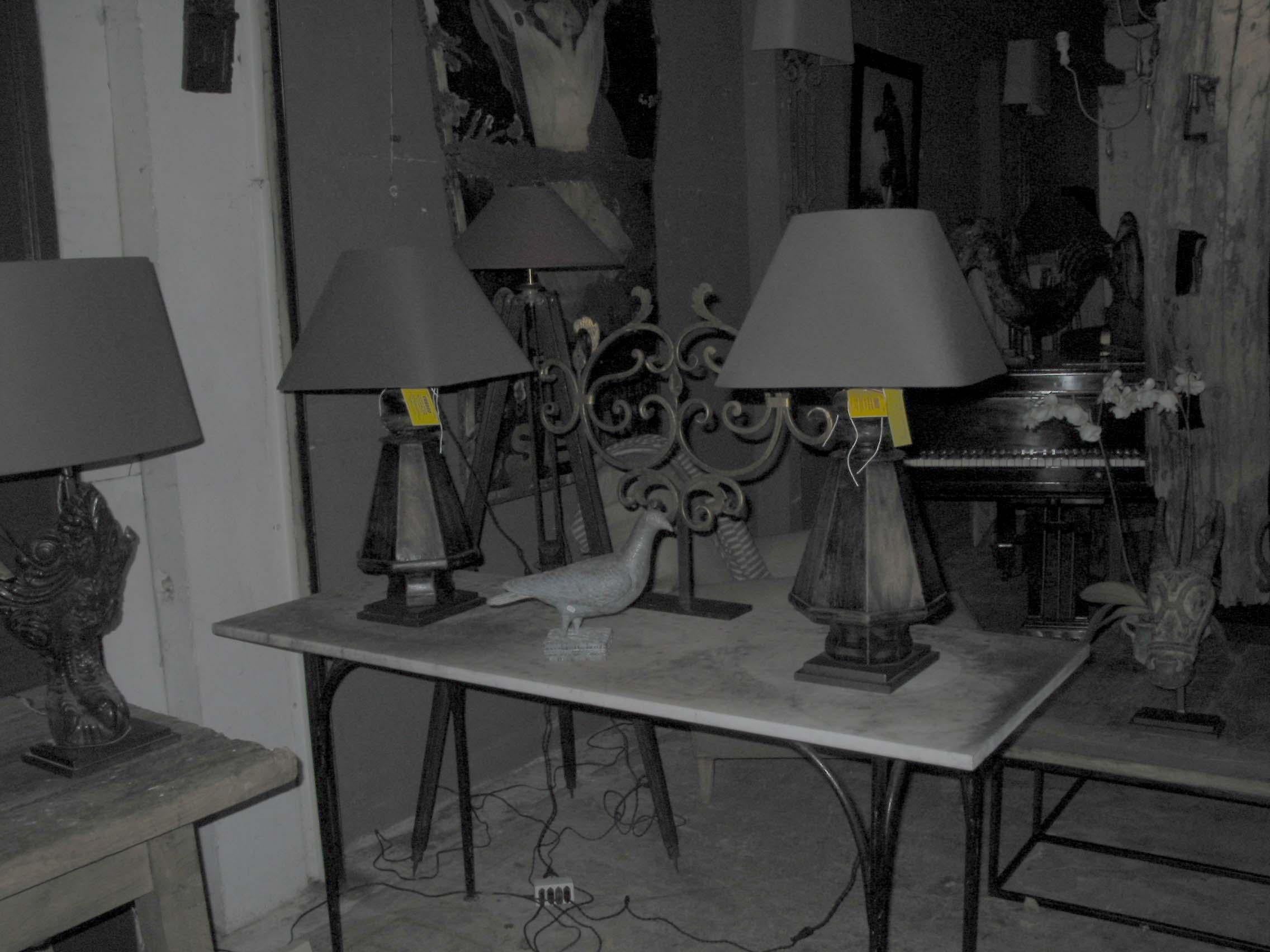 Paire de Lampes en Bois, Pieds de Table de Billard, avec Abat-Jour en Lin Personnalisé Excellent état - En vente à Carmel, CA