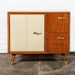 Pareja de mesillas de noche de madera, cuero y bronce de Englander & Bonta, Argentina