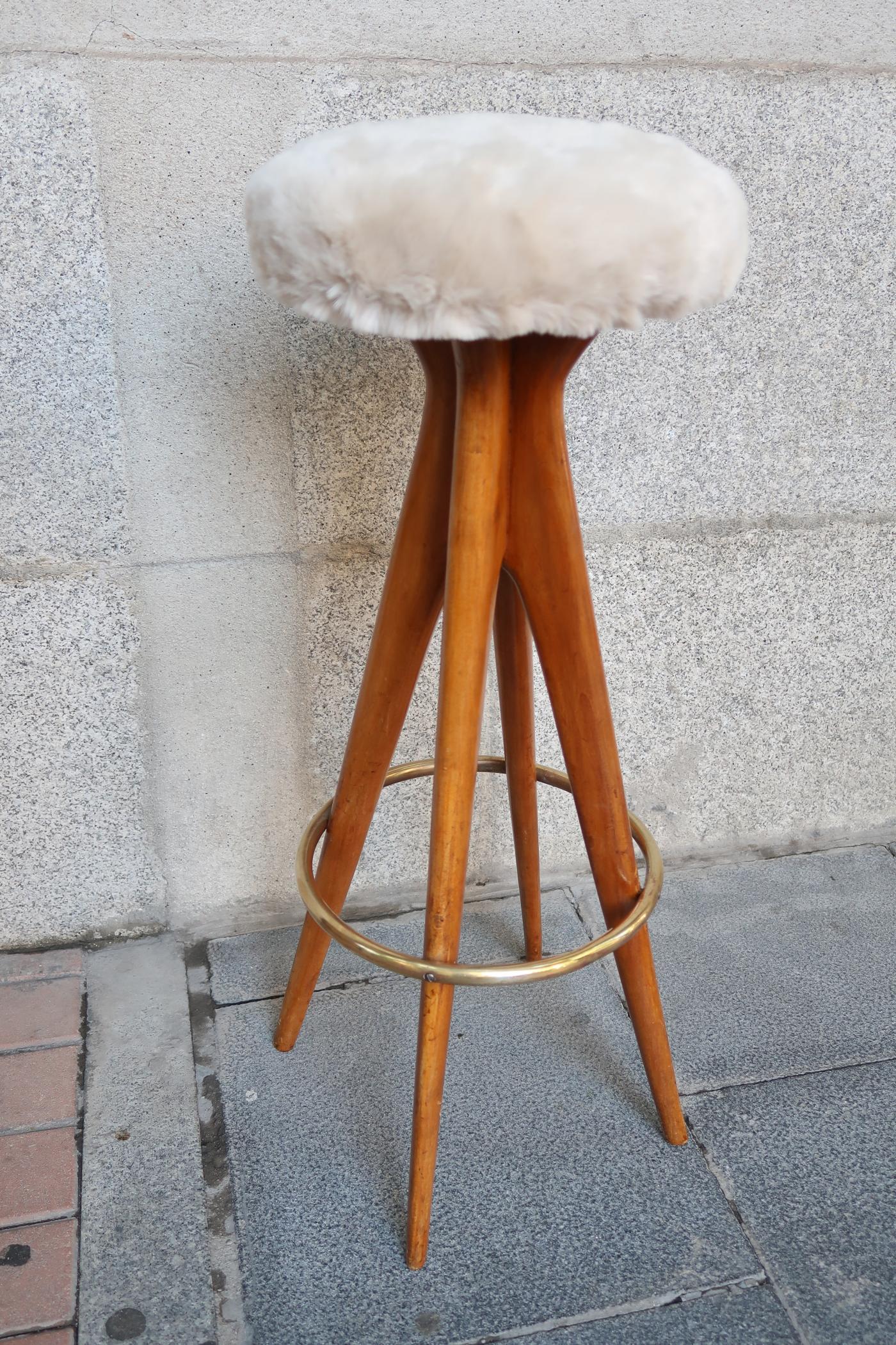 Italian Pair of Wood Legs, Brass and Beige Leather Midcentury Stools, Italy, 1950 For Sale