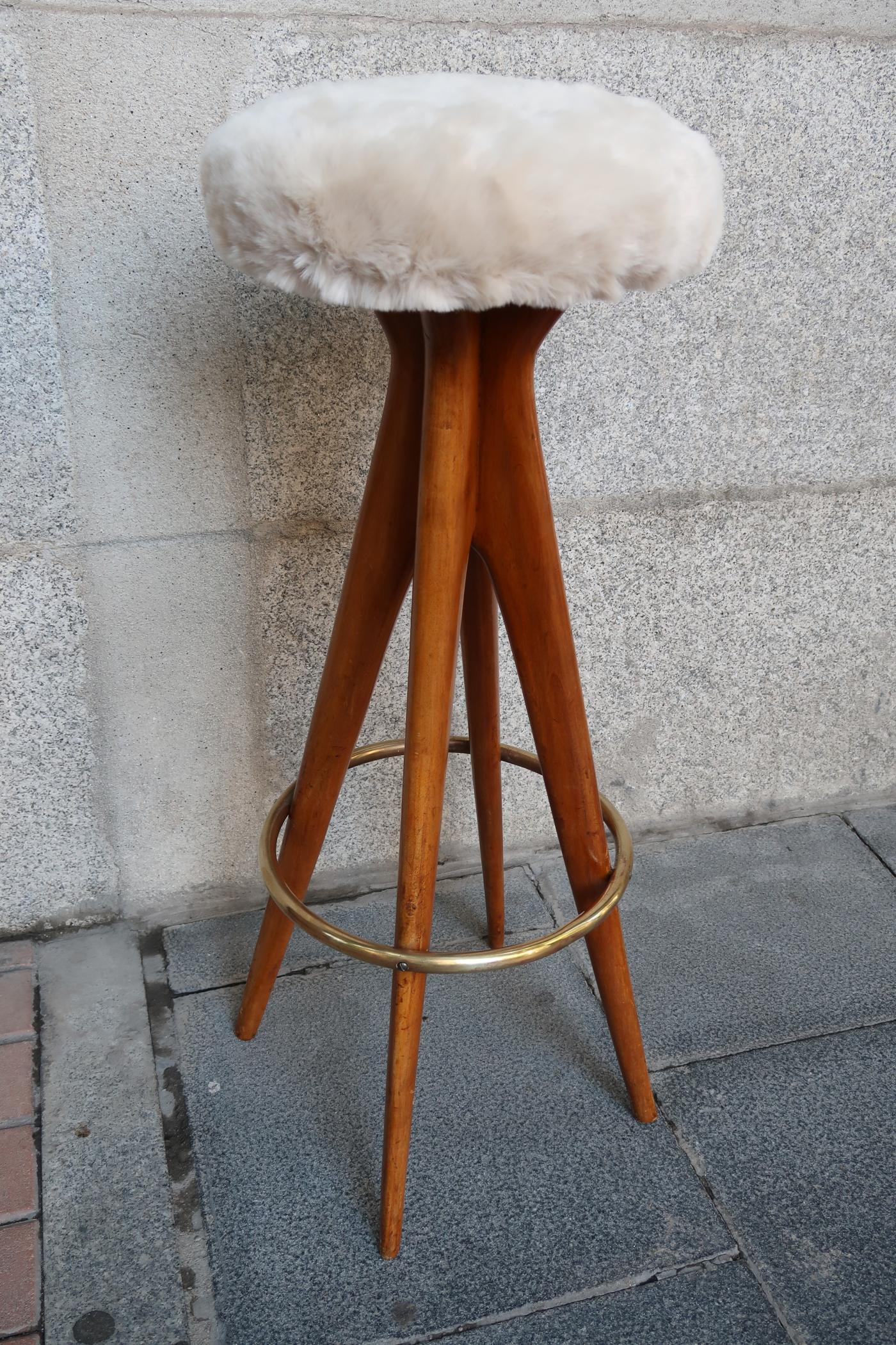Pair of Wood Legs, Brass and Beige Leather Midcentury Stools, Italy, 1950 In Excellent Condition For Sale In Madrid, ES